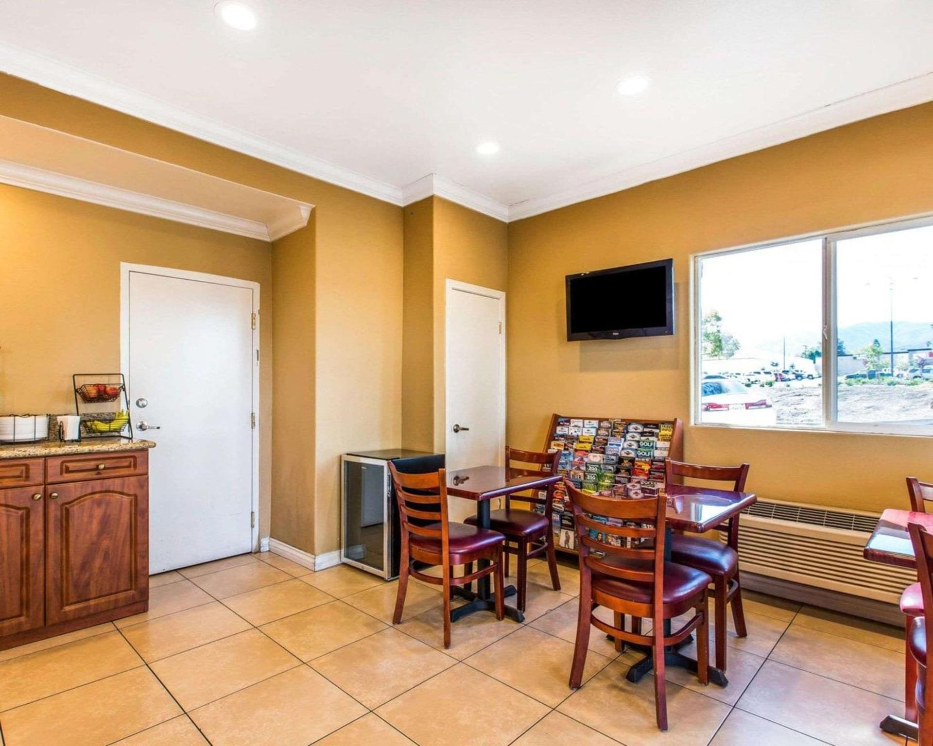 Rodeway Inn & Suites Corona gallery photo in Corona, CA — image 31