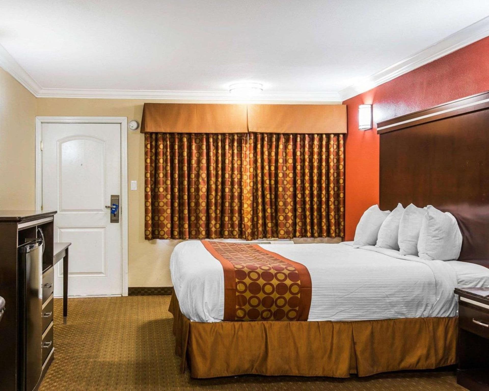 Rodeway Inn & Suites Corona gallery photo in Corona, CA — image 17