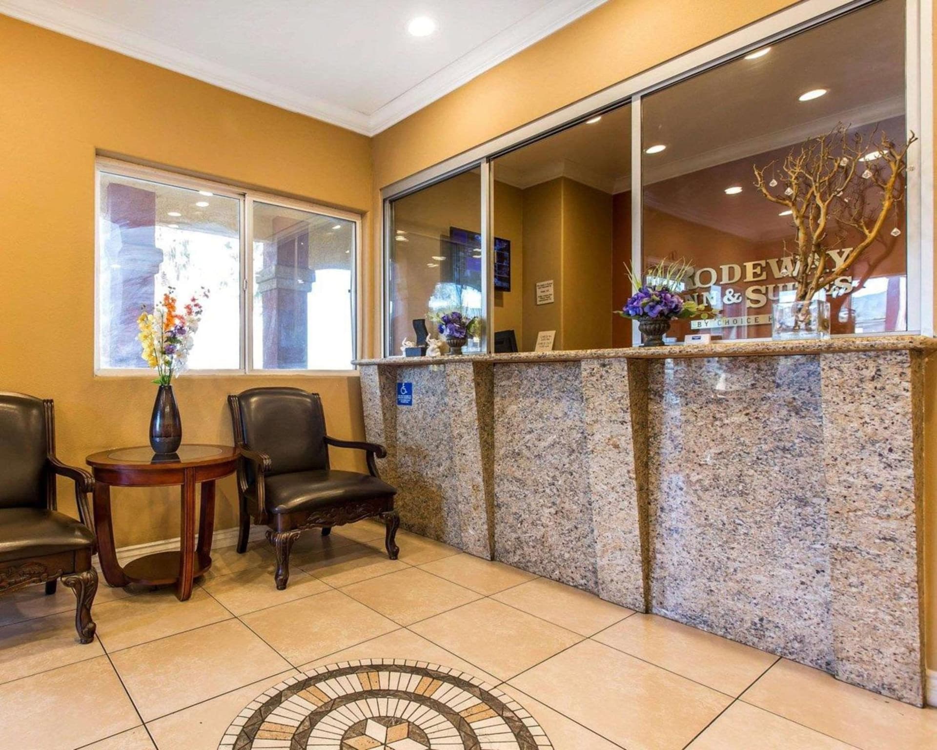 Rodeway Inn & Suites Corona gallery photo in Corona, CA — image 12
