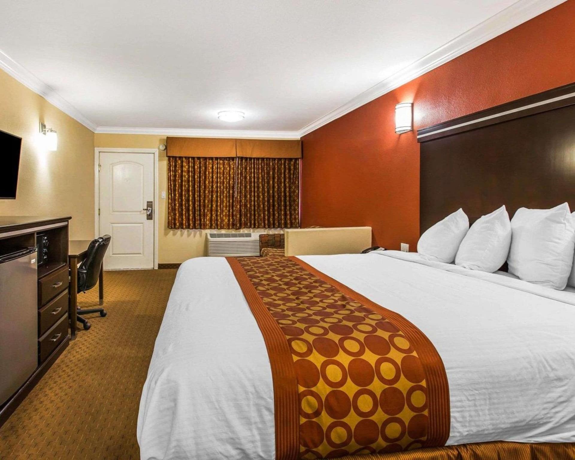 Rodeway Inn & Suites Corona interior in Corona, CA — gallery photo 2