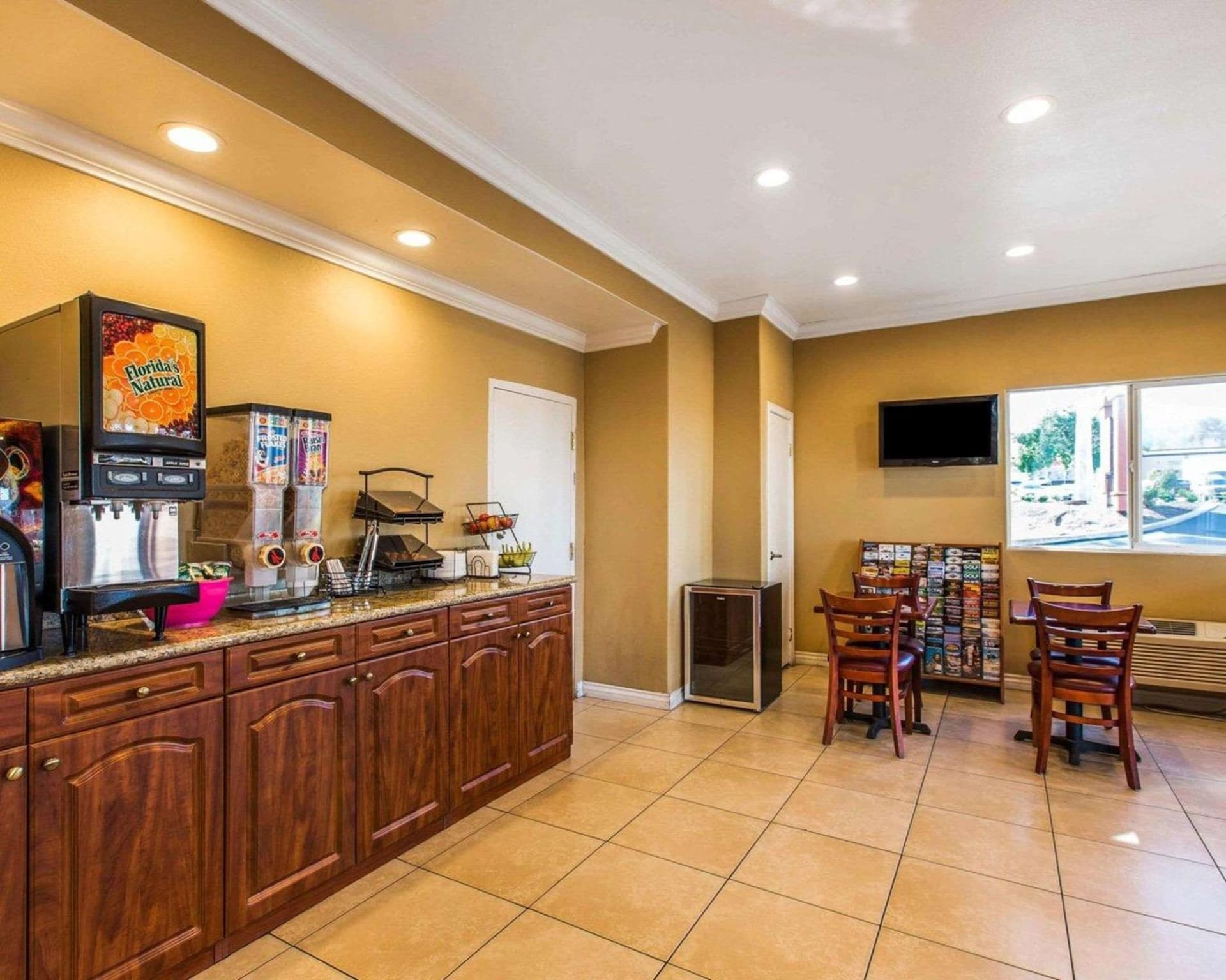Rodeway Inn & Suites Corona gallery photo in Corona, CA — image 7