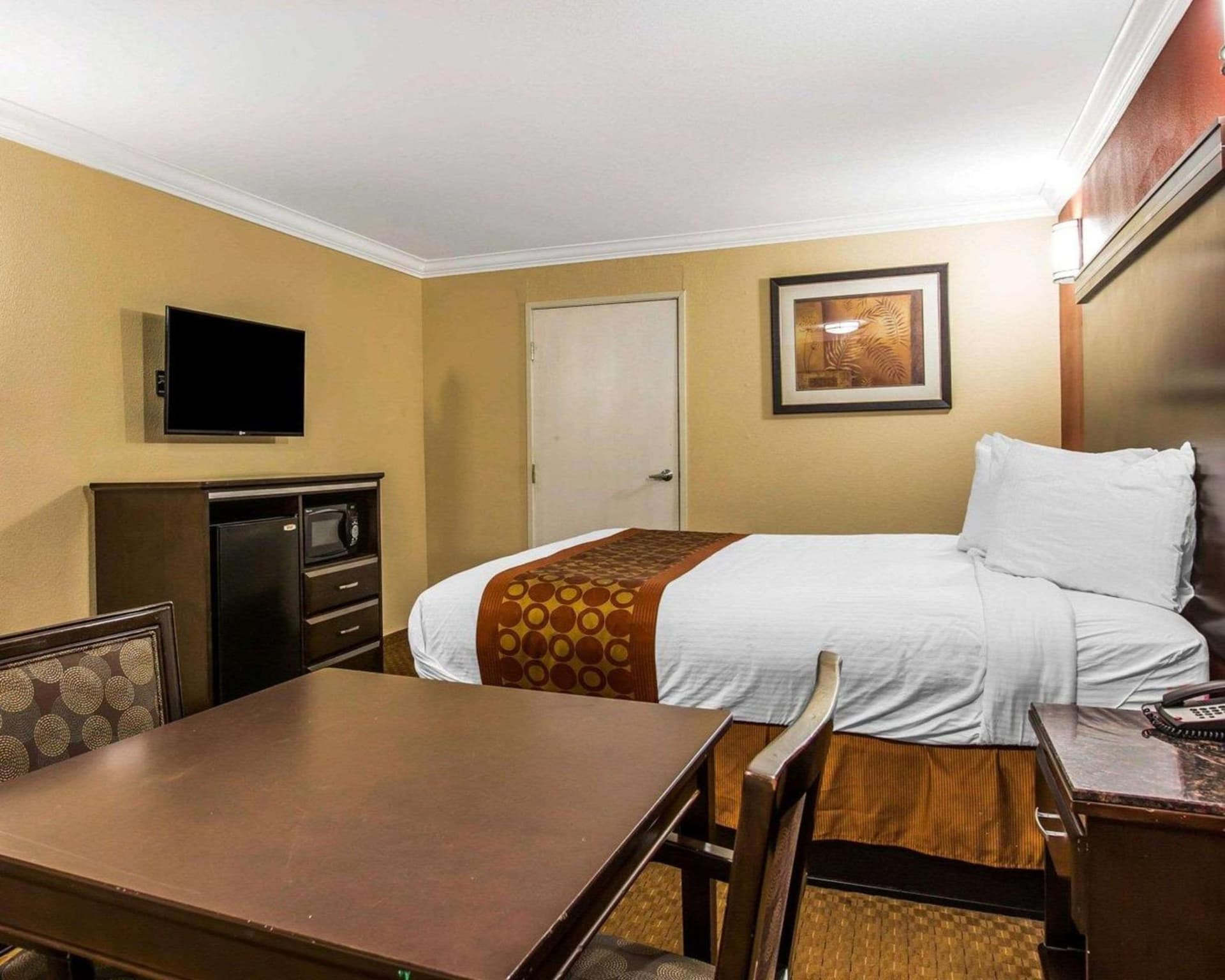 Rodeway Inn & Suites Corona gallery photo in Corona, CA — image 33