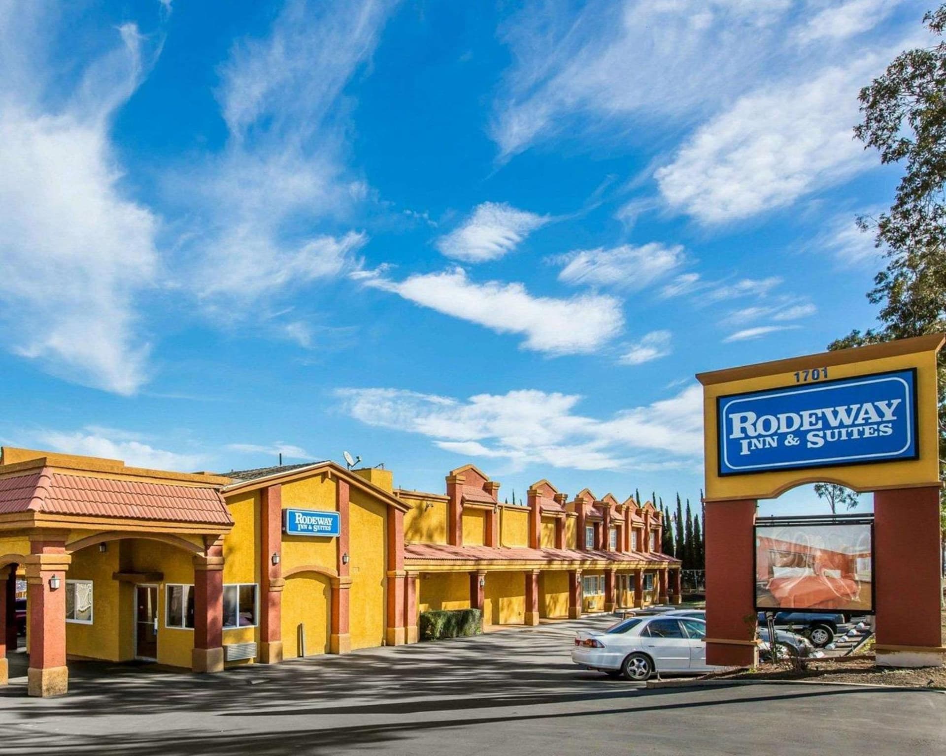 Rodeway Inn & Suites Corona gallery photo in Corona, CA — image 20