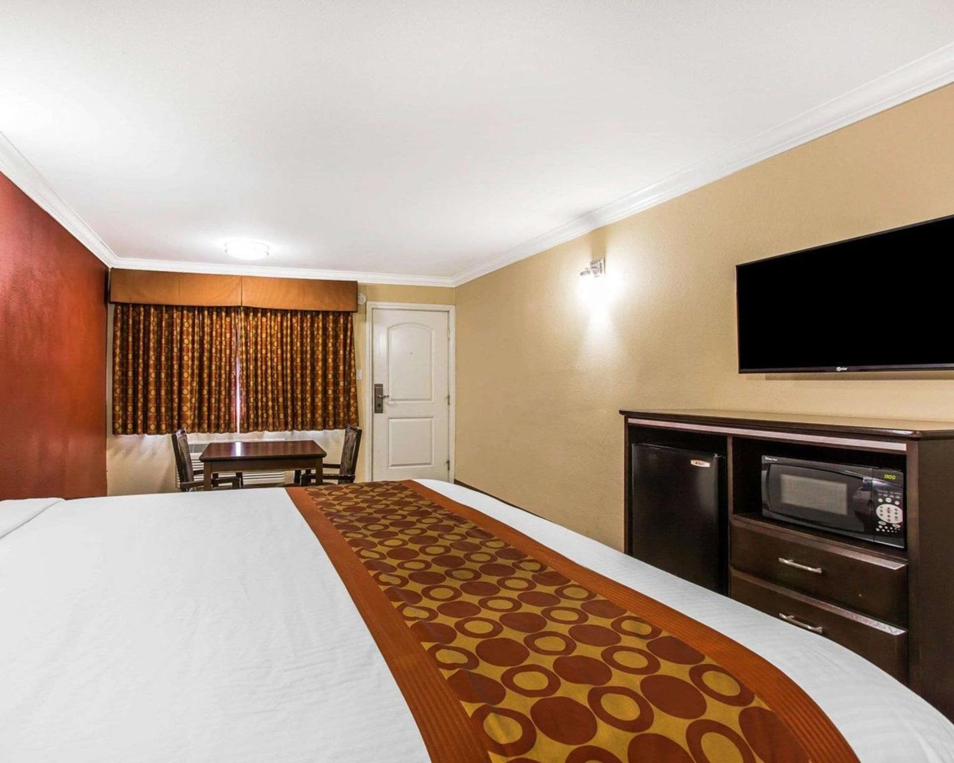 Rodeway Inn & Suites Corona gallery photo in Corona, CA — image 6