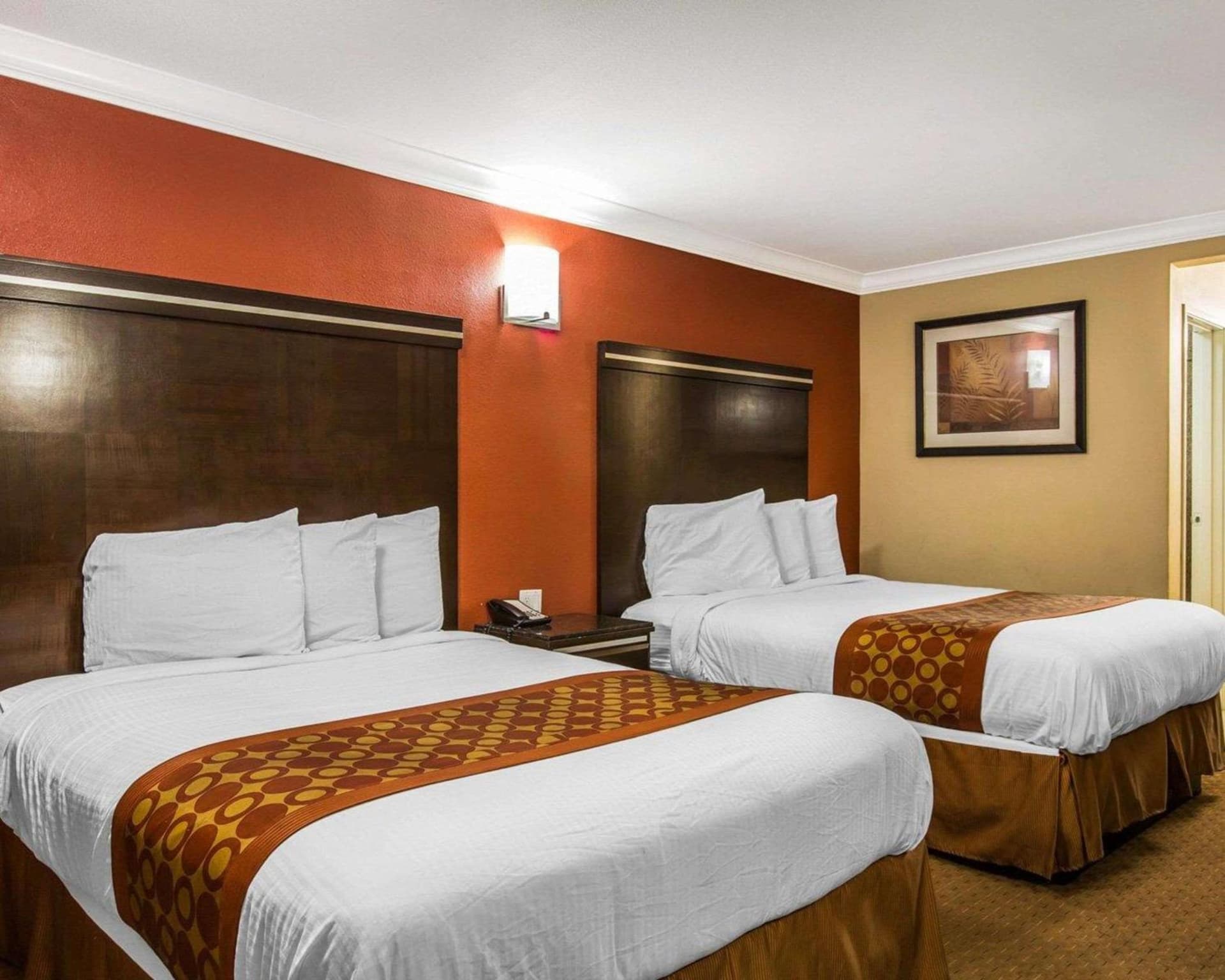 Rodeway Inn & Suites Corona gallery photo in Corona, CA — image 14