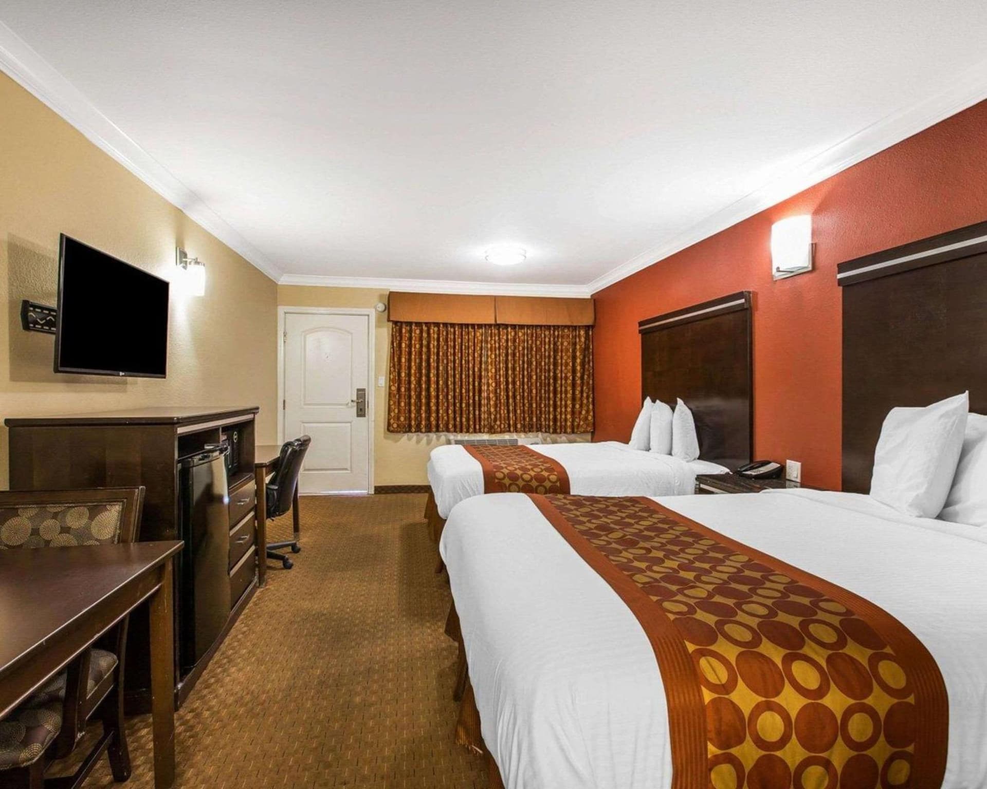 Rodeway Inn & Suites Corona gallery photo in Corona, CA — image 23