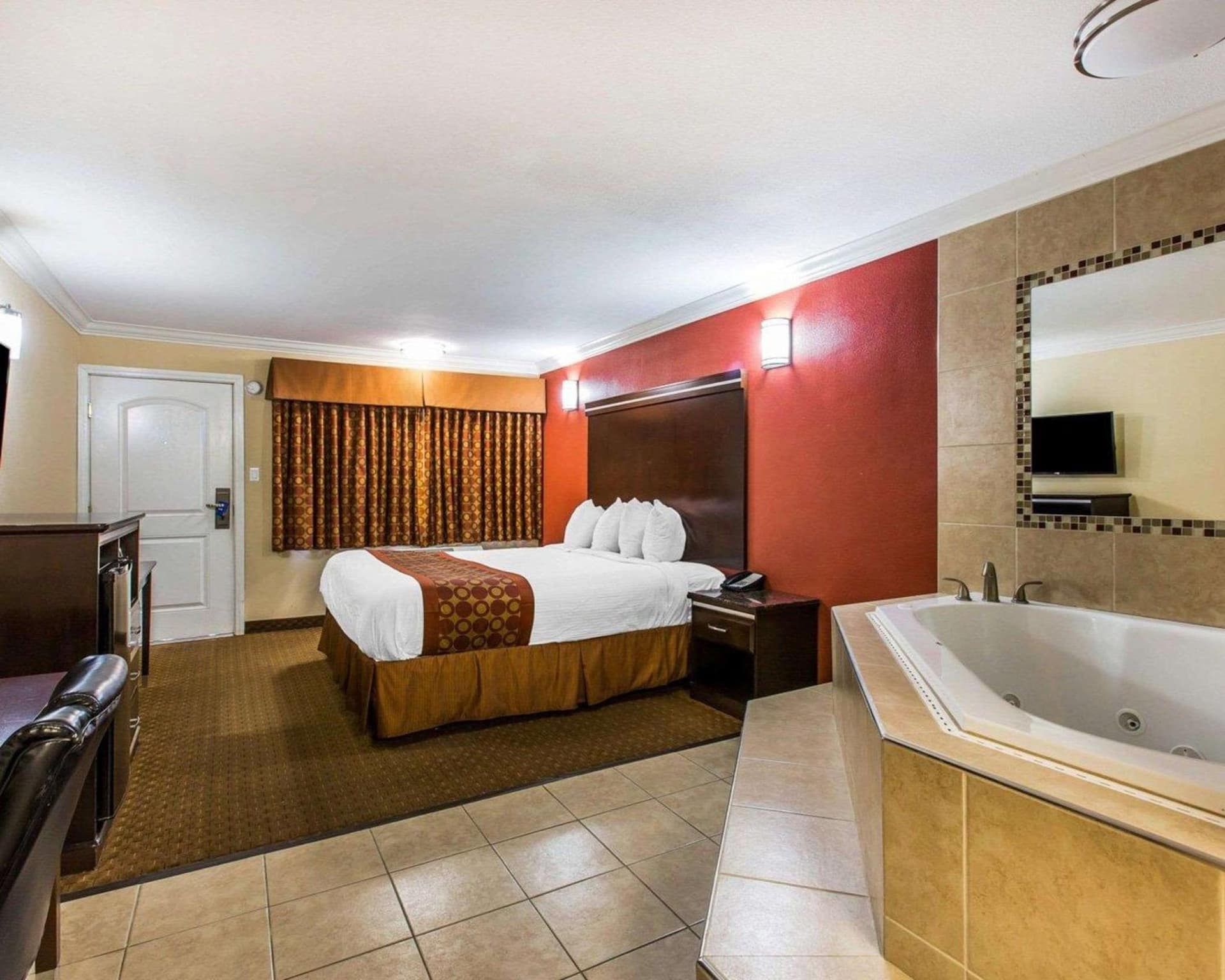 Rodeway Inn & Suites Corona gallery photo in Corona, CA — image 9