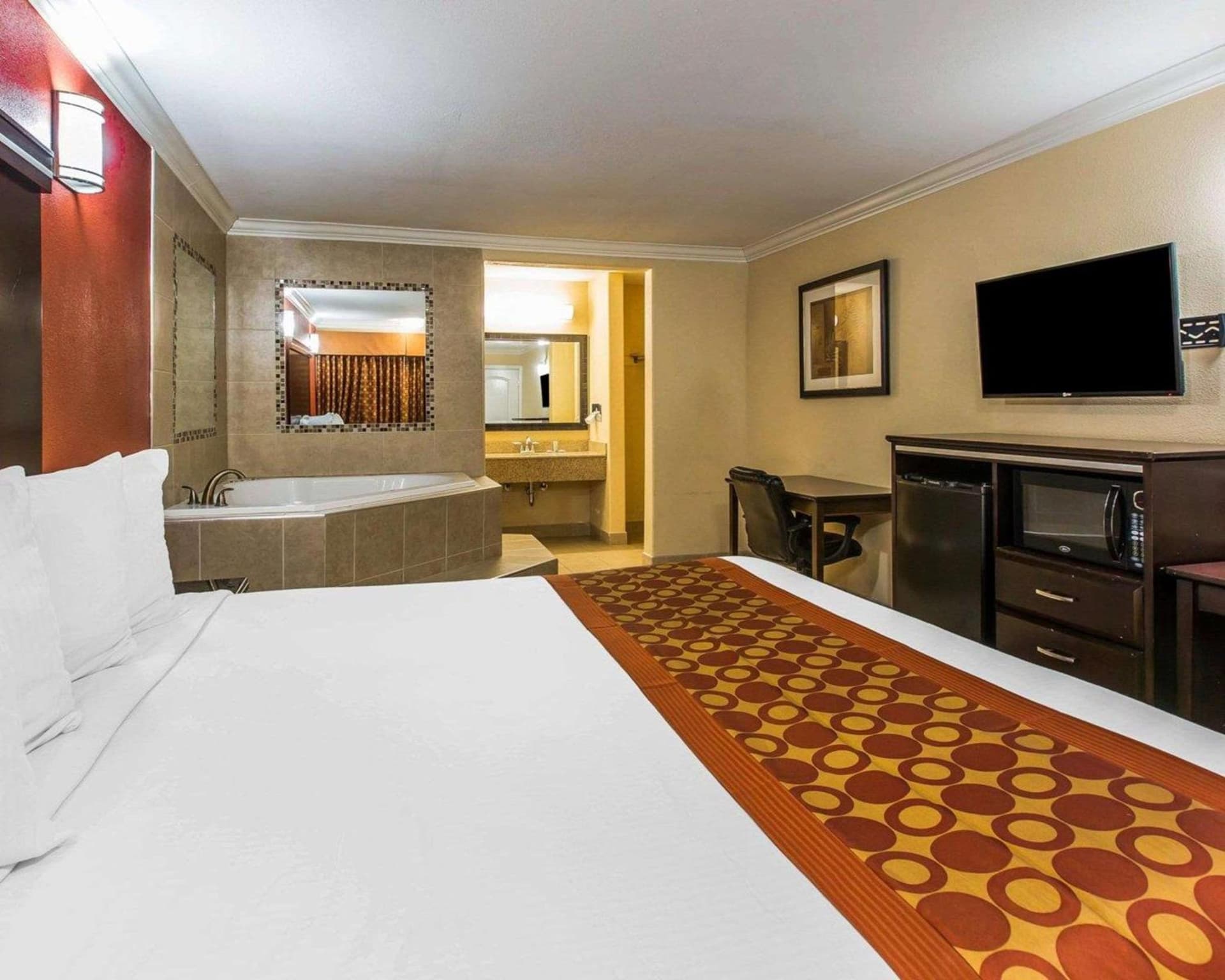 Rodeway Inn & Suites Corona gallery photo in Corona, CA — image 26