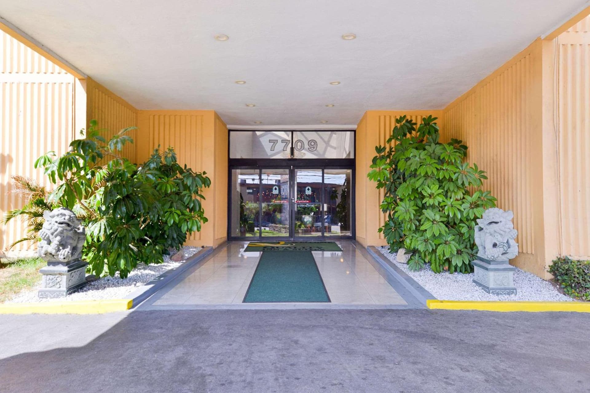 Quality Inn & Suites Montebello - Los Angeles interior in Montebello, CA — gallery photo 2