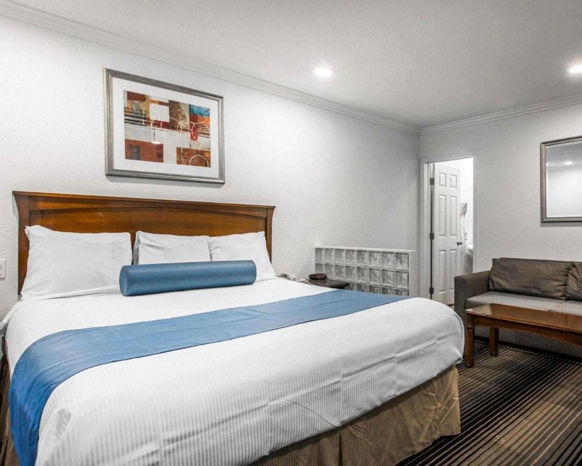 Rodeway Inn & Suites Pacific Coast Highway property views in Harbor City, CA — gallery photo 3