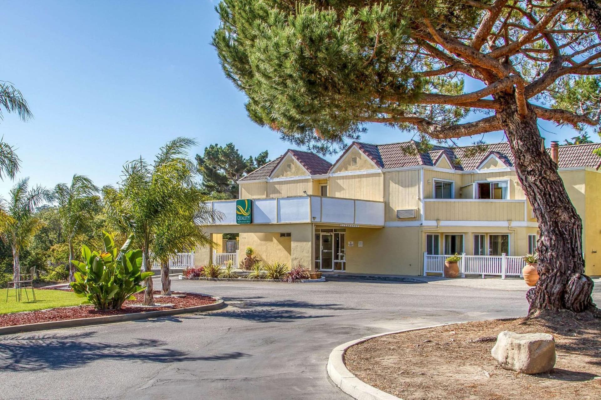 Quality Inn & Suites Capitola By the Sea interior in Capitola, CA — gallery photo 2