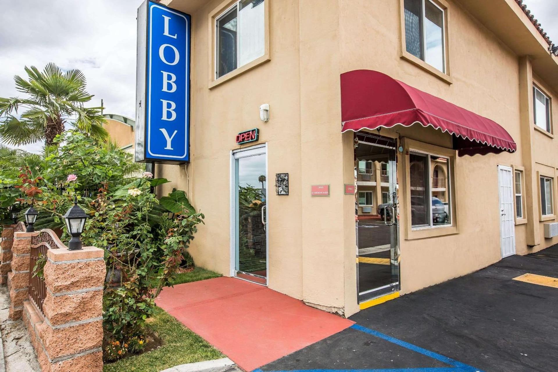 Rodeway Inn & Suites Bellflower property views in Bellflower, CA — gallery photo 3