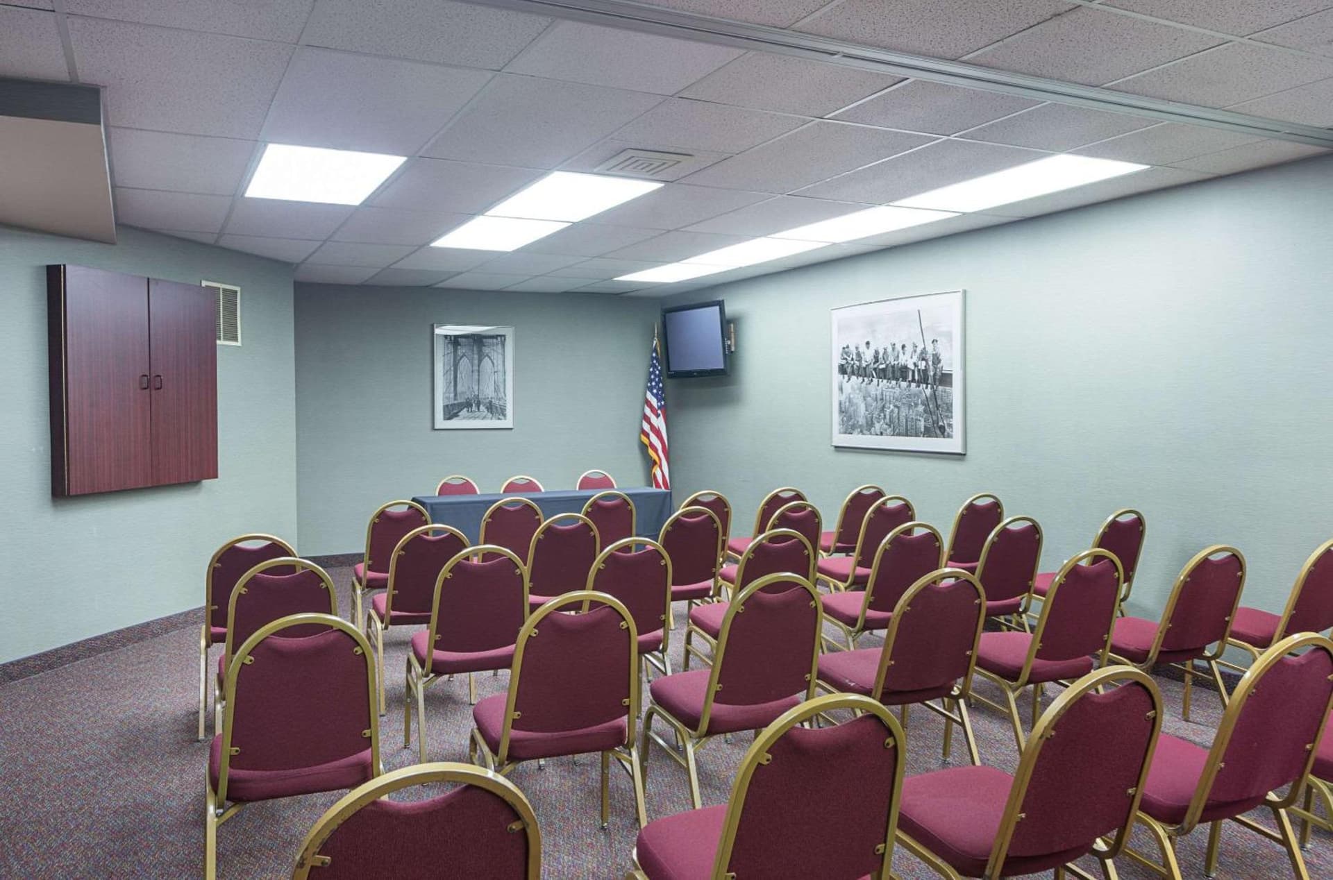 Quality Suites Lansing West interior in Lansing, MI — gallery photo 2