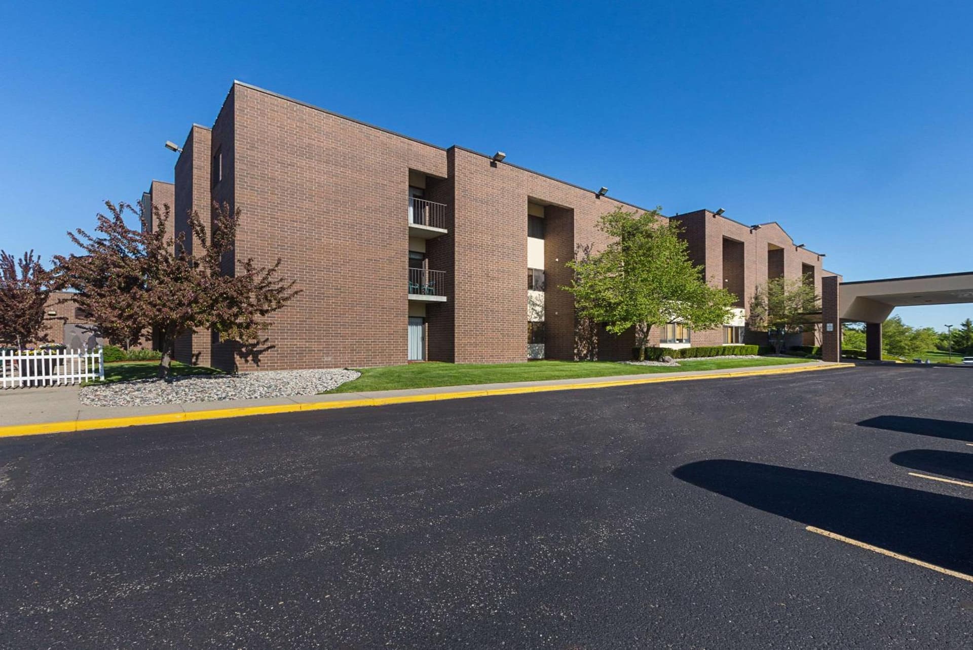 Quality Suites Lansing West interior in Lansing, MI — gallery photo 2