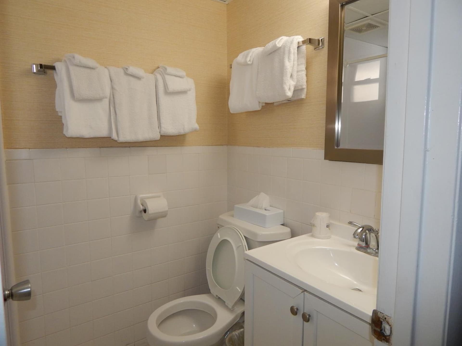 Days Inn by Wyndham Ocean City Oceanfront gallery photo in Ocean City, MD — image 98