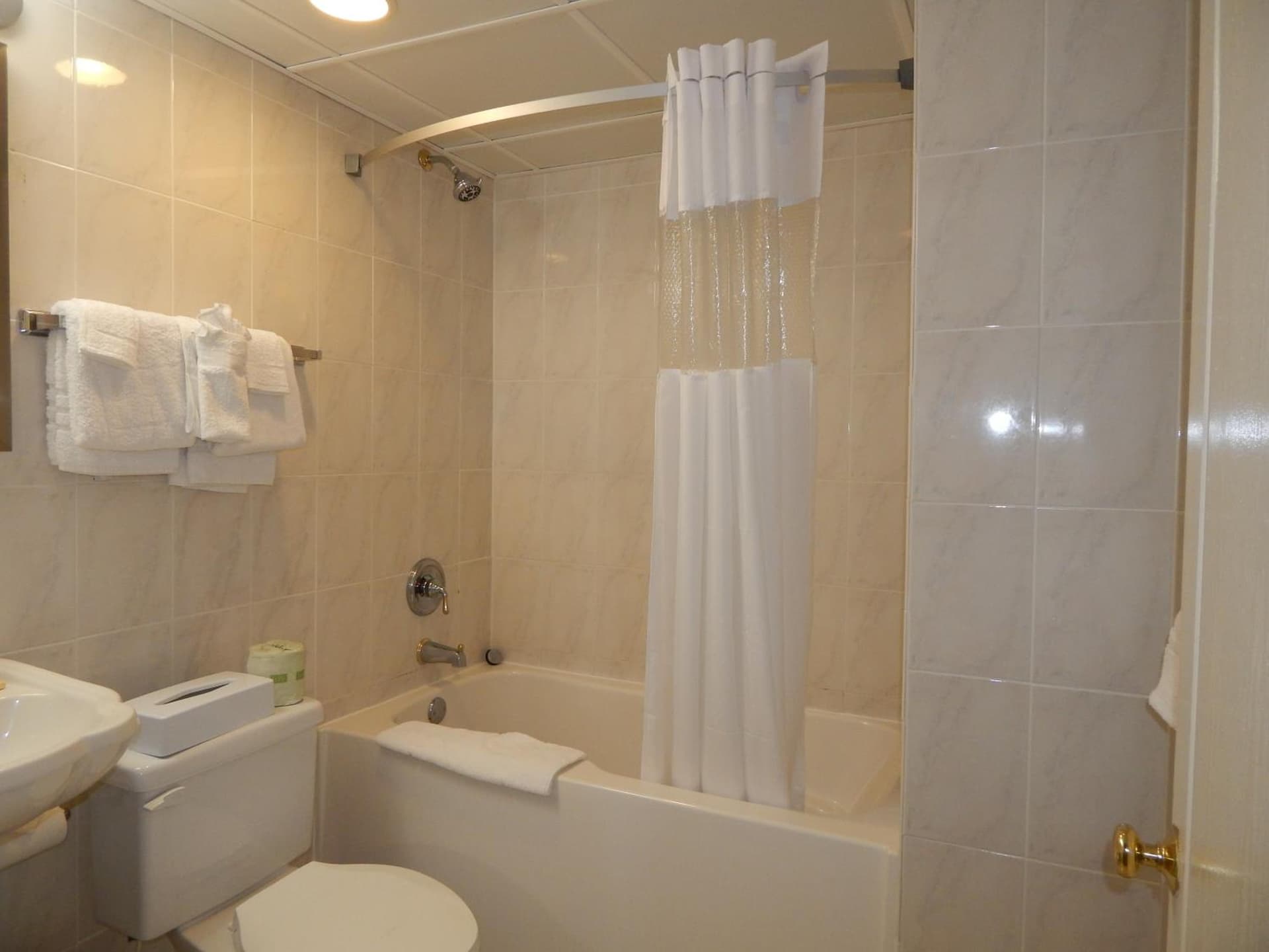 Days Inn by Wyndham Ocean City Oceanfront gallery photo in Ocean City, MD — image 31