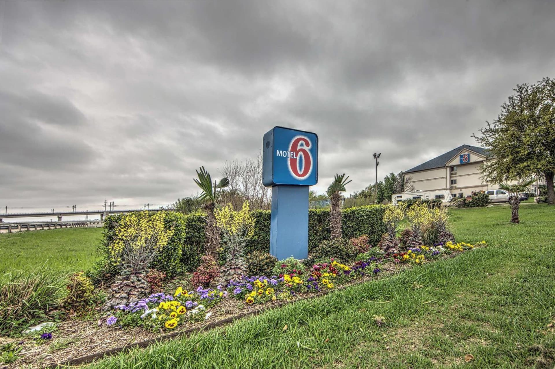 Motel 6-Dallas, TX - Northwest featured exterior or lobby in Dallas, TX — similar hotel