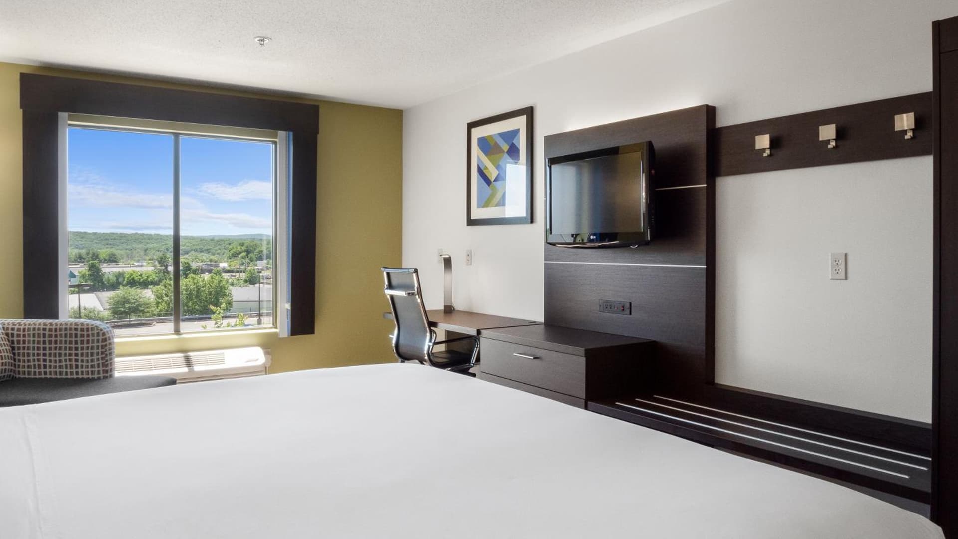 Holiday Inn Express Hotel & Suites Newton Sparta by IHG property views in Newton, NJ — gallery photo 3