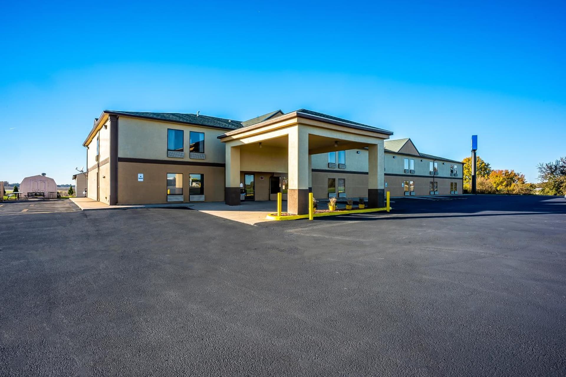 Super 8 by Wyndham Galesburg property views in Galesburg, IL — gallery photo 3