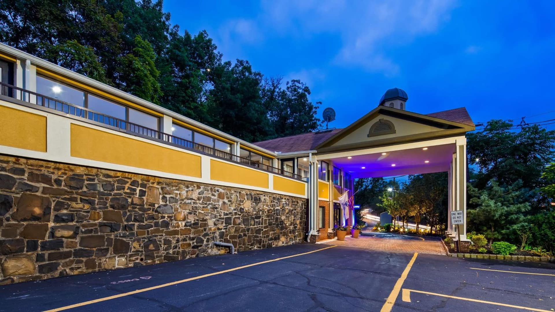 Best Western Fort Lee featured exterior or lobby in Fort Lee, NJ — similar hotel