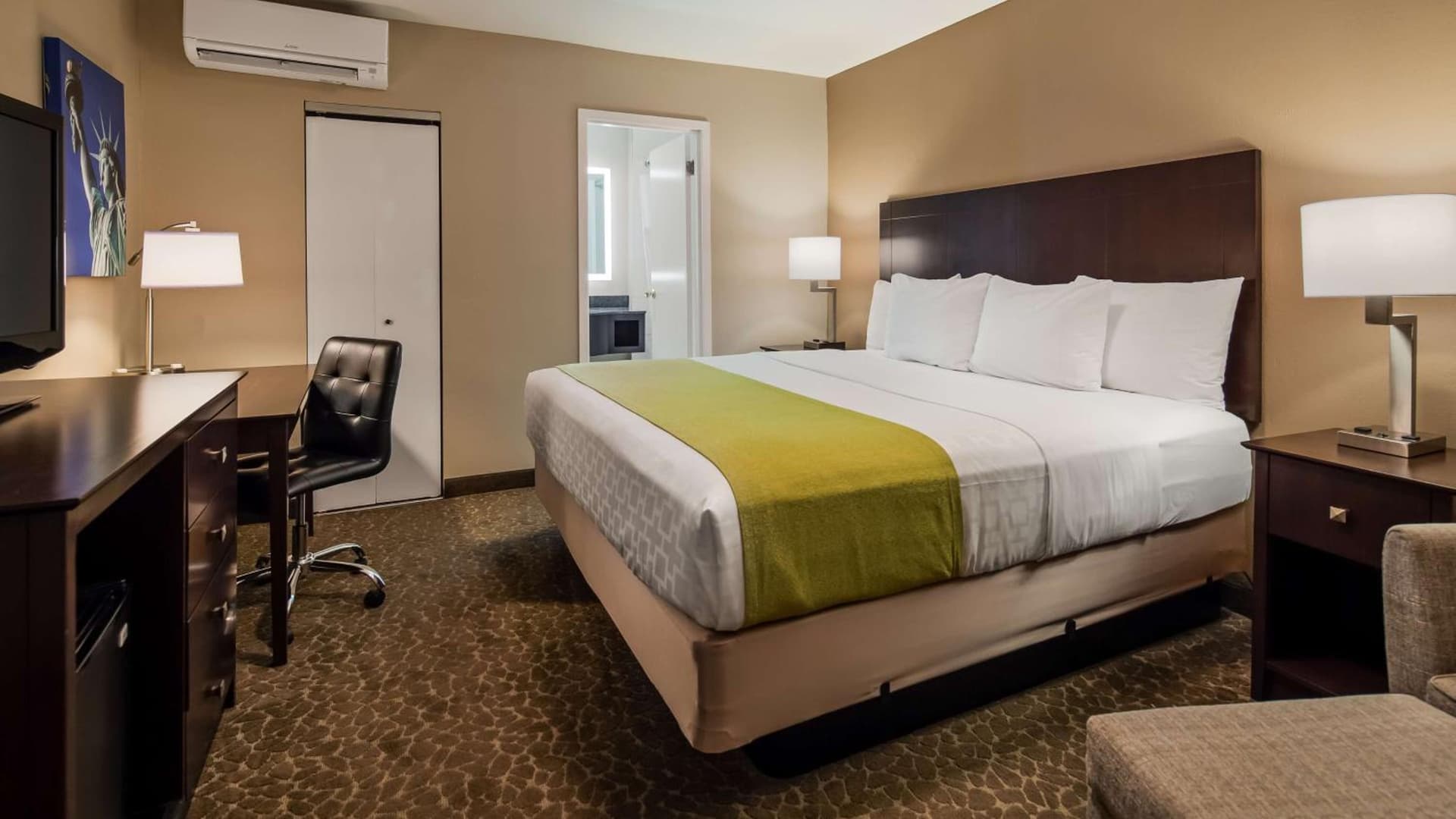 Best Western Fort Lee interior in Fort Lee, NJ — gallery photo 2