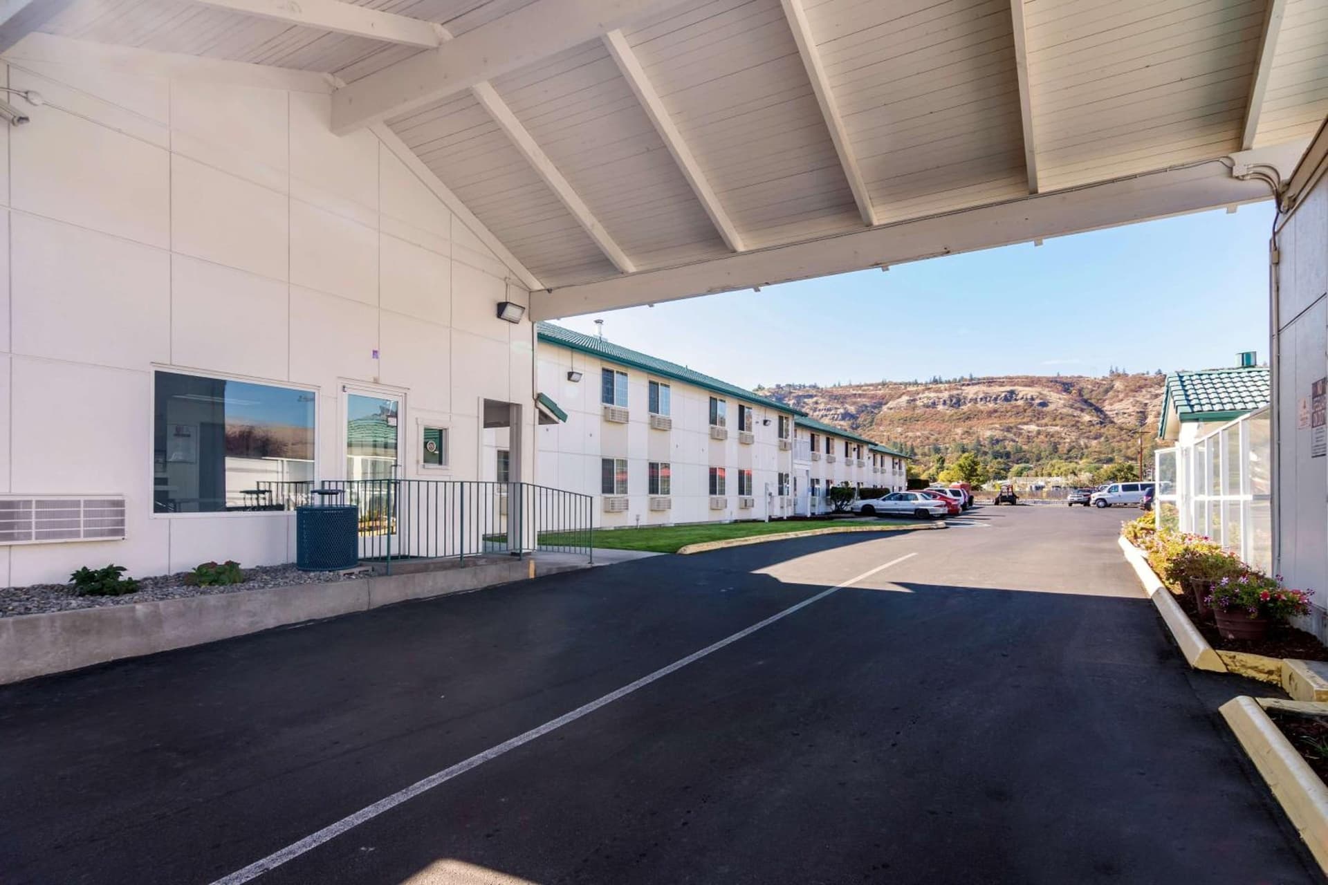 Motel 6-The Dalles, OR interior in The Dalles, OR — gallery photo 2