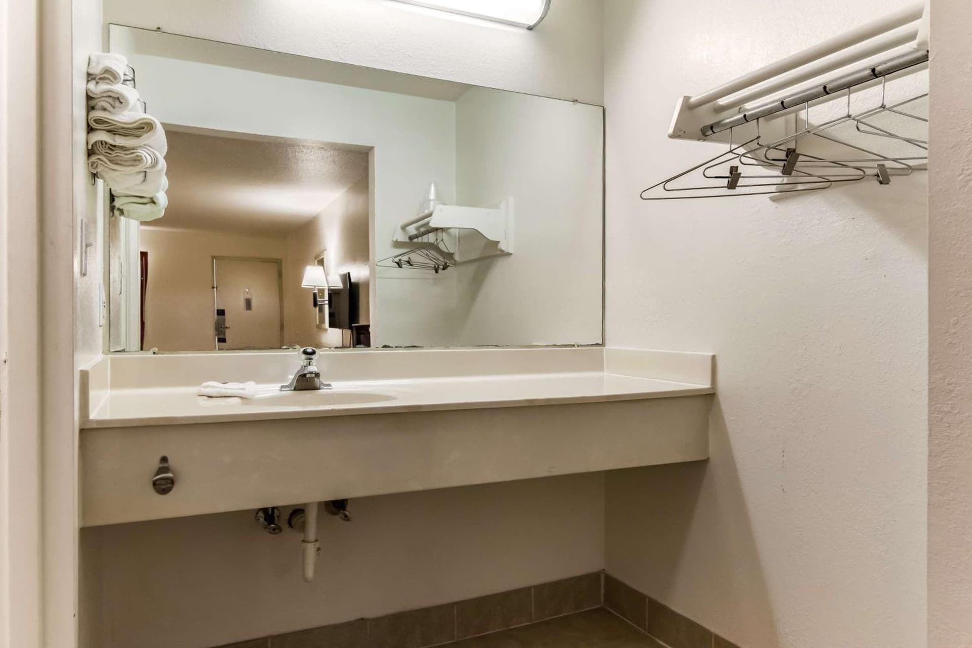 Motel 6-Raleigh, NC - Cary gallery photo in Cary, NC — image 4
