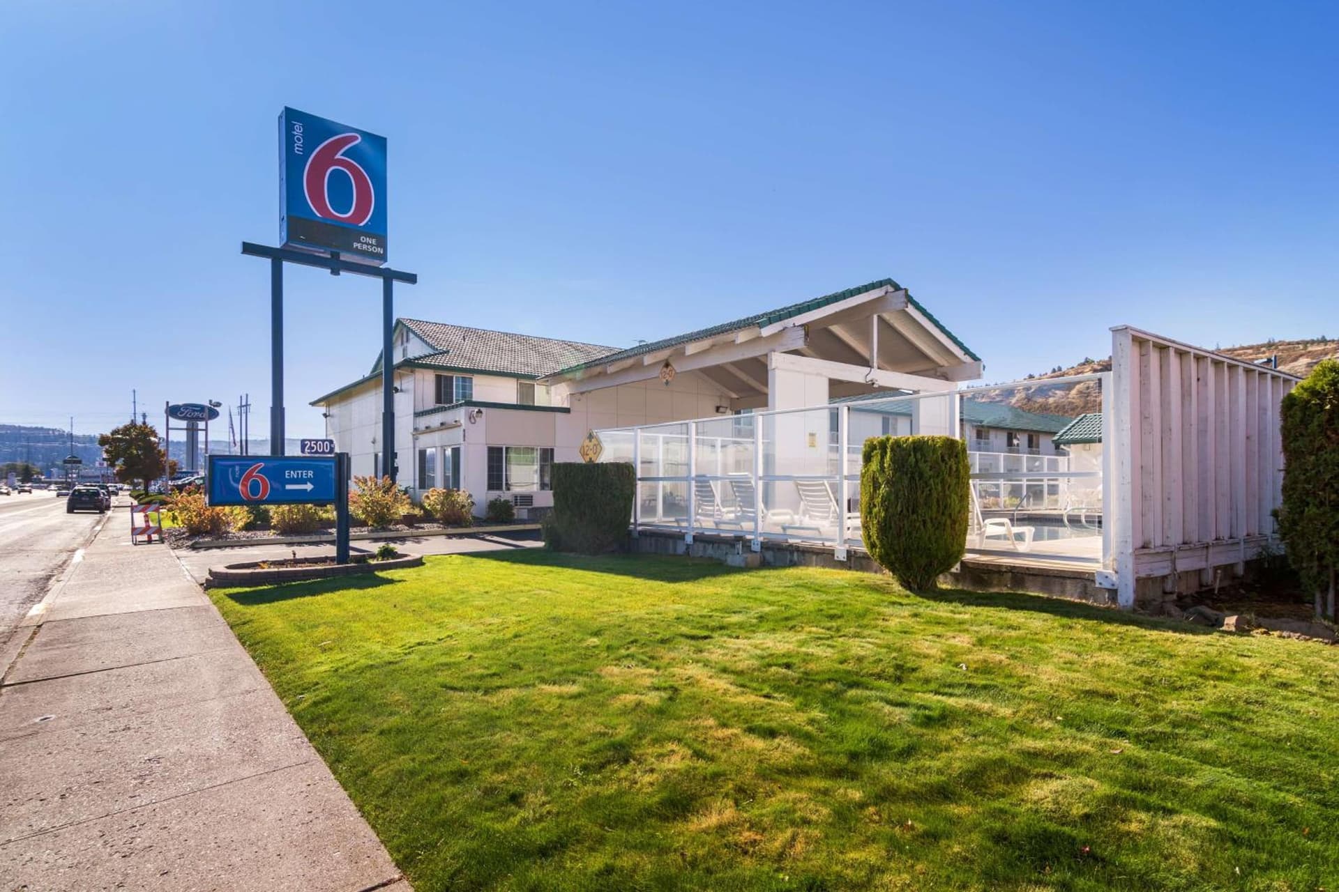 Motel 6-The Dalles, OR featured exterior or lobby in The Dalles, OR — similar hotel