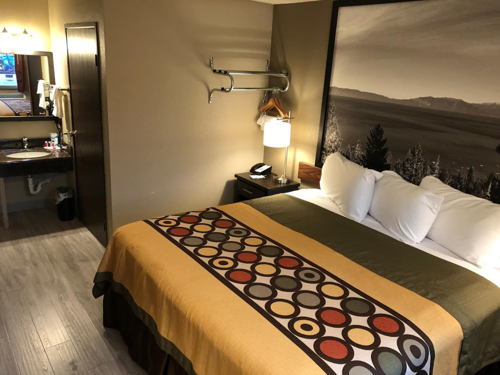 Super 8 by Wyndham Redding gallery photo in Redding, CA — image 10