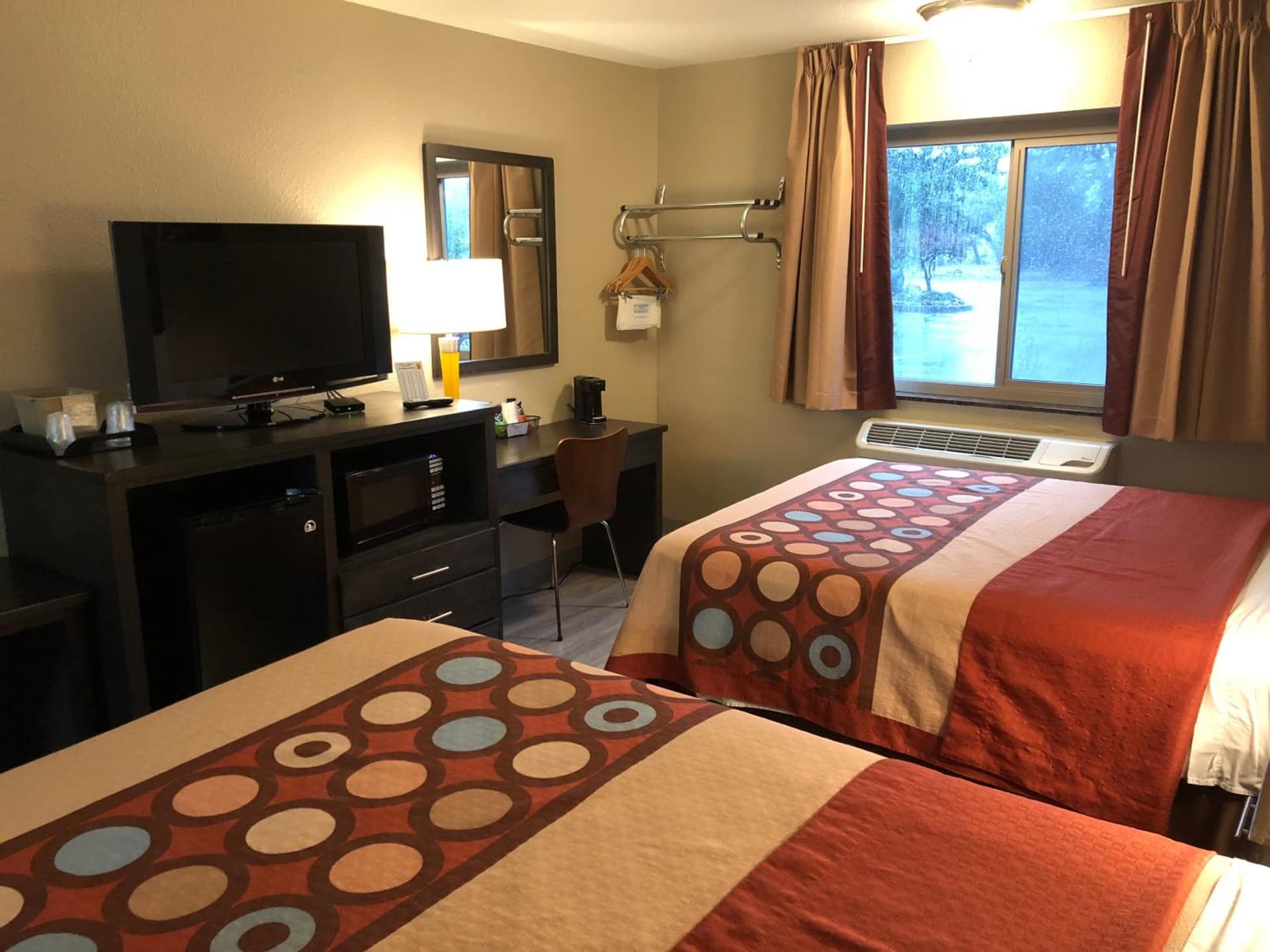 Super 8 by Wyndham Redding gallery photo in Redding, CA — image 21