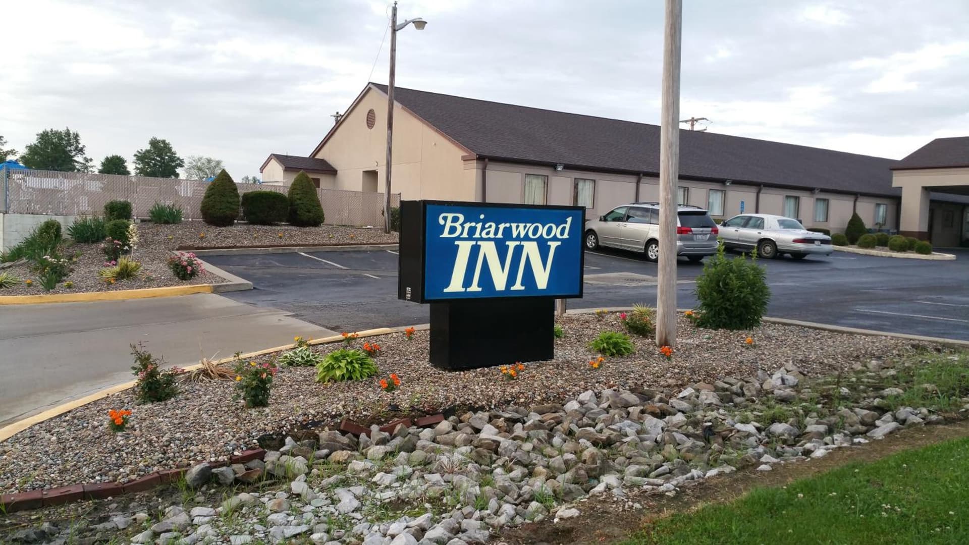 Briarwood Inn featured exterior or lobby in Fairfield, IL — similar hotel