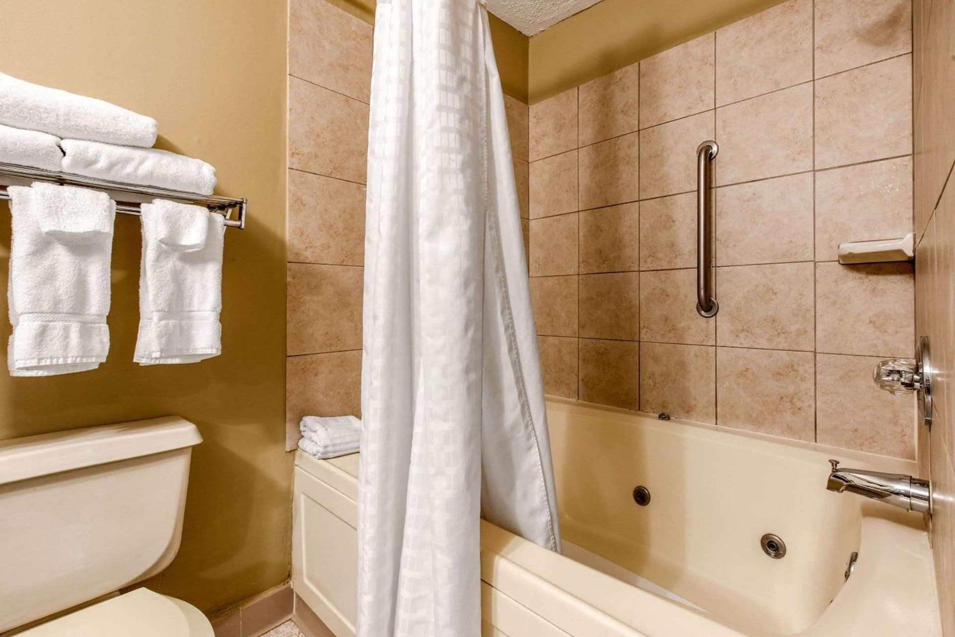 Quality Inn & Suites New Castle gallery photo in New Castle, PA — image 9