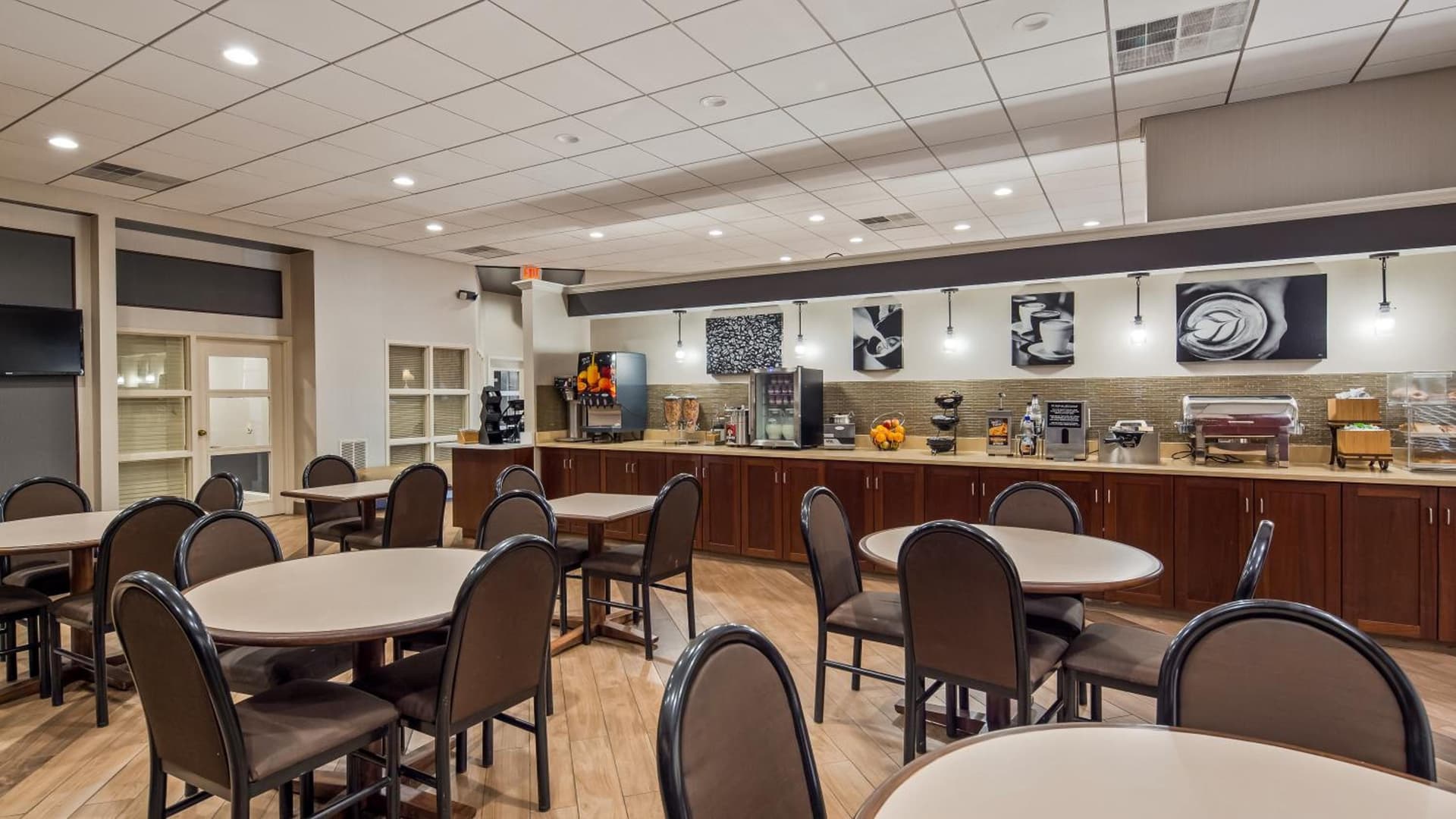 Best Western Gateway Adirondack Inn interior in Utica, NY — gallery photo 2