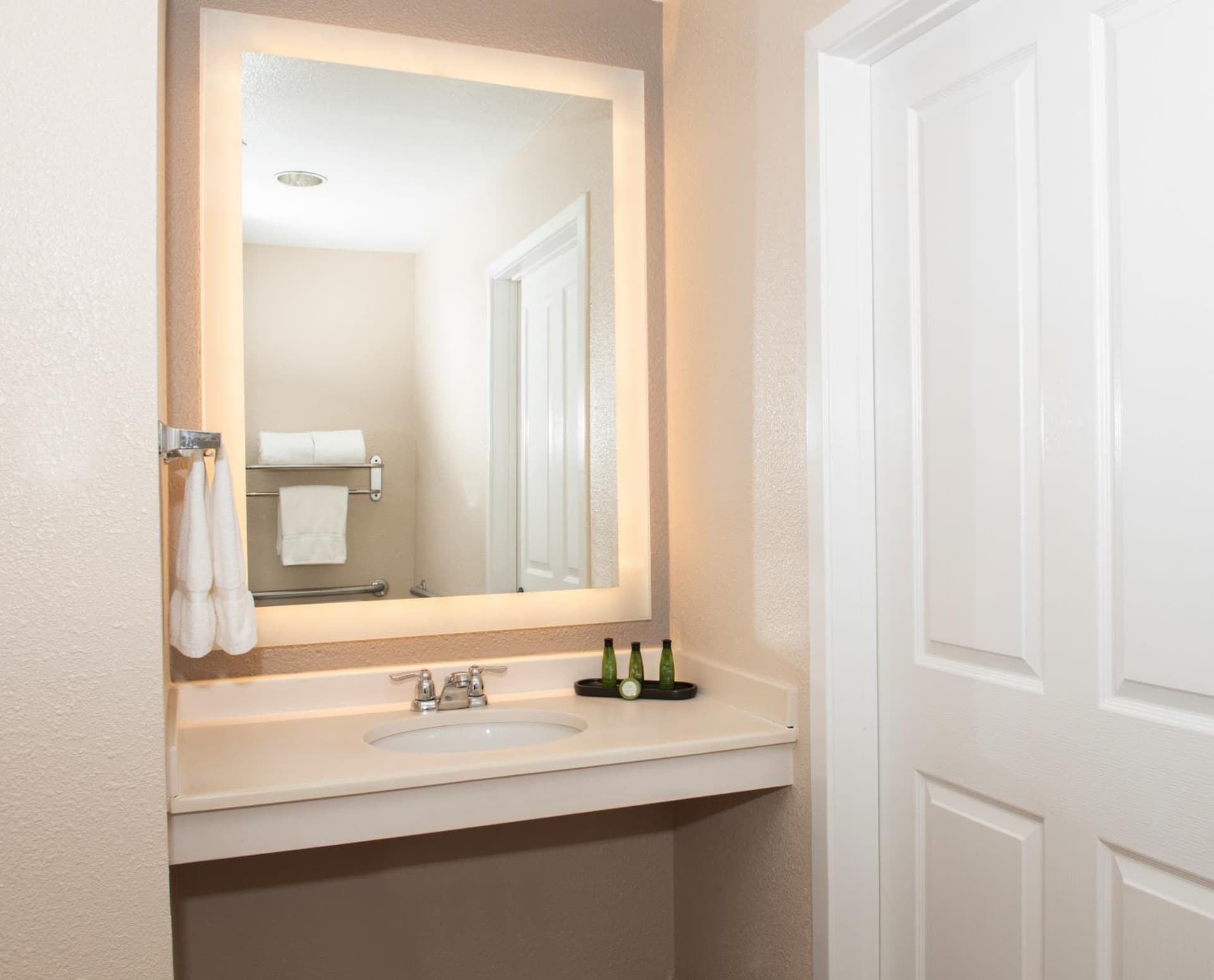 Larkspur Landing Extended Stay Suites South San Francisco property views in South San Francisco, CA — gallery photo 3