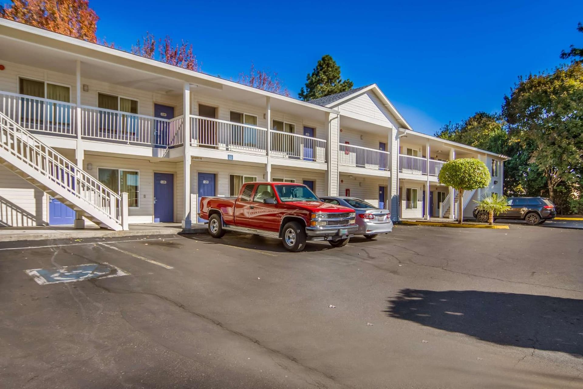Motel 6 Portland Mall - 205 featured exterior or lobby in Portland, OR — similar hotel