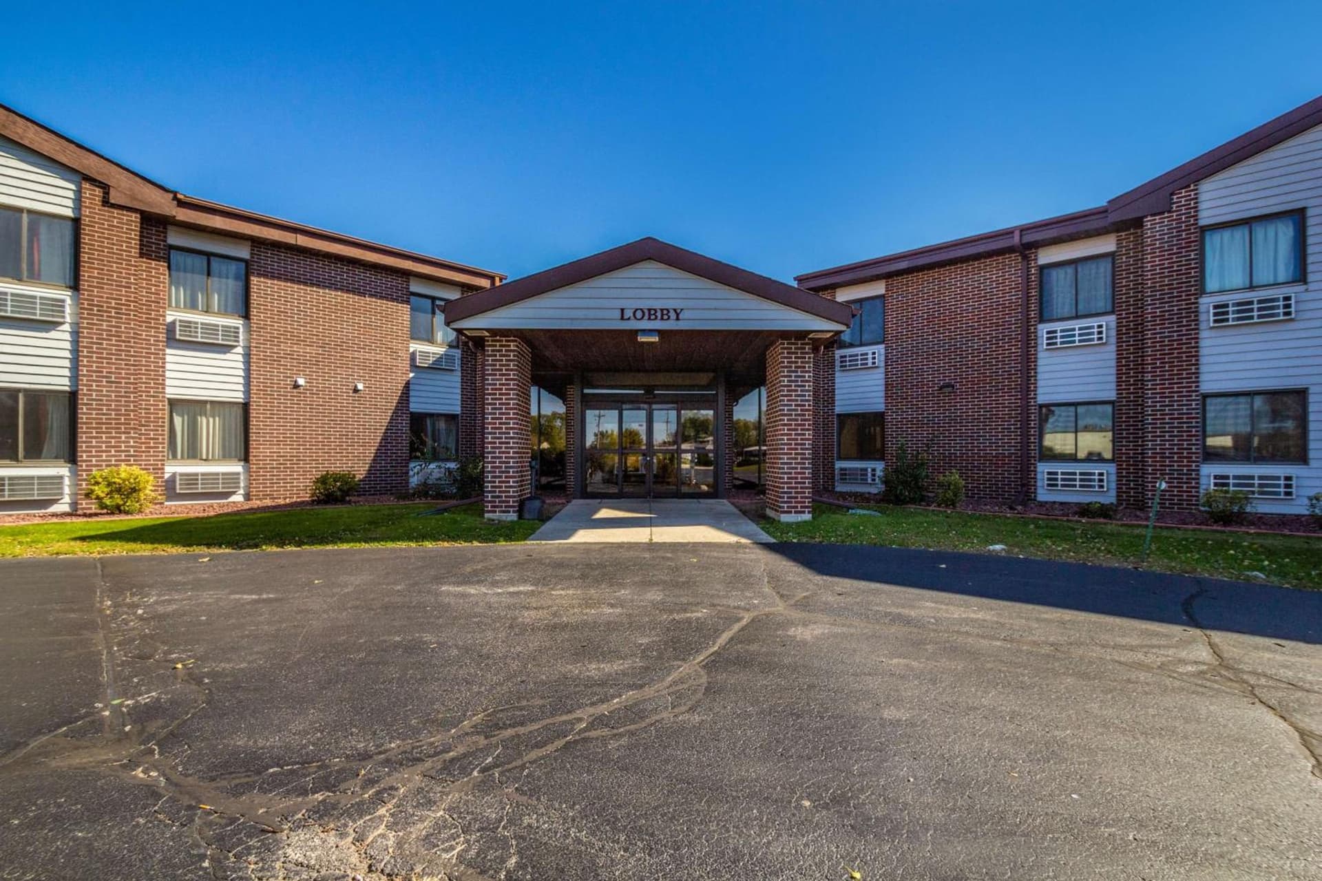 Motel 6-Saukville, WI interior in Saukville, WI — gallery photo 2