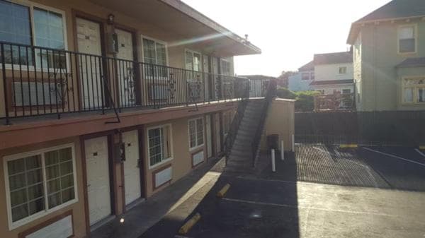 Palms Motel interior in Oakland, CA — gallery photo 2