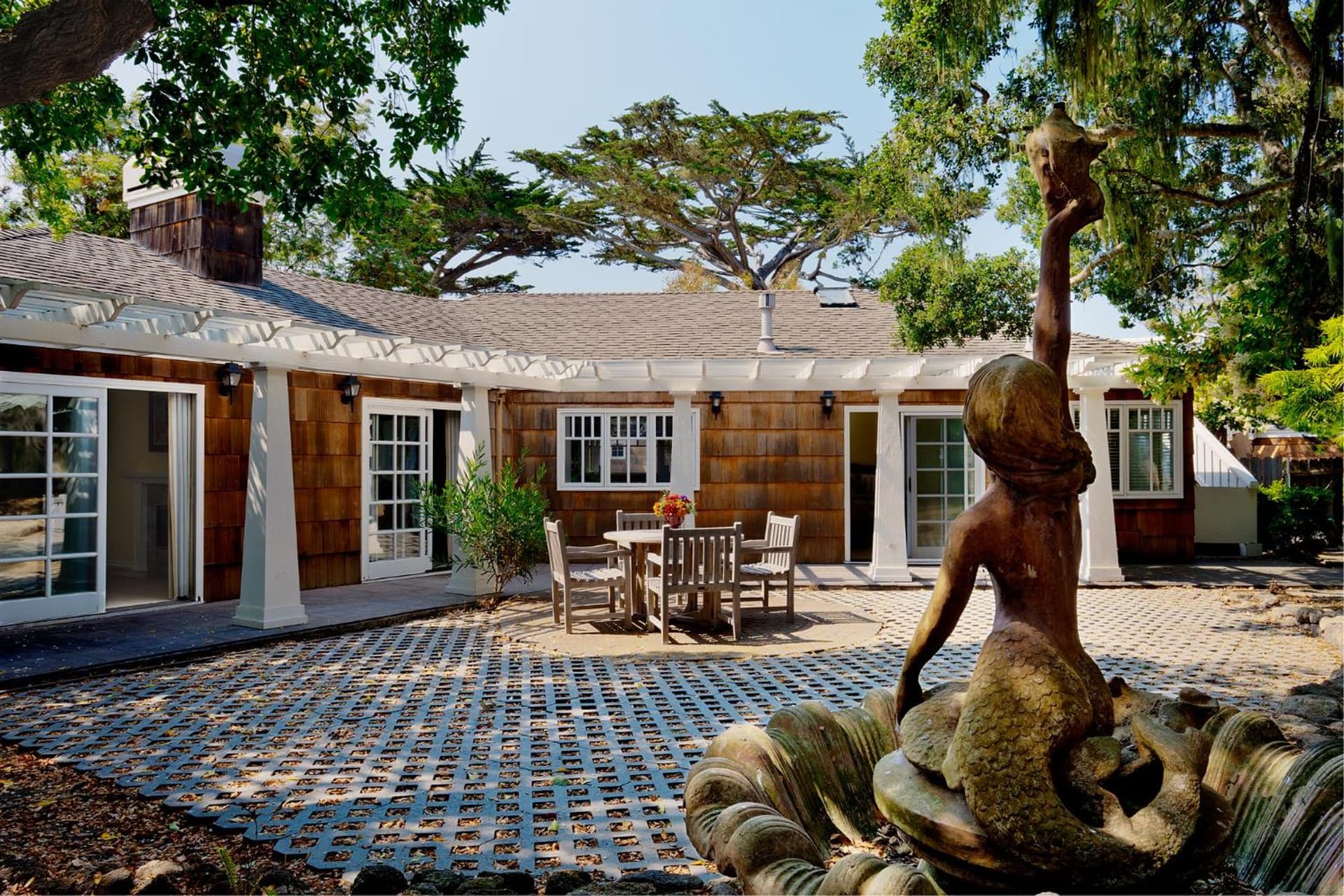 Lighthouse Lodge & Cottages interior in Pacific Grove, CA — gallery photo 2