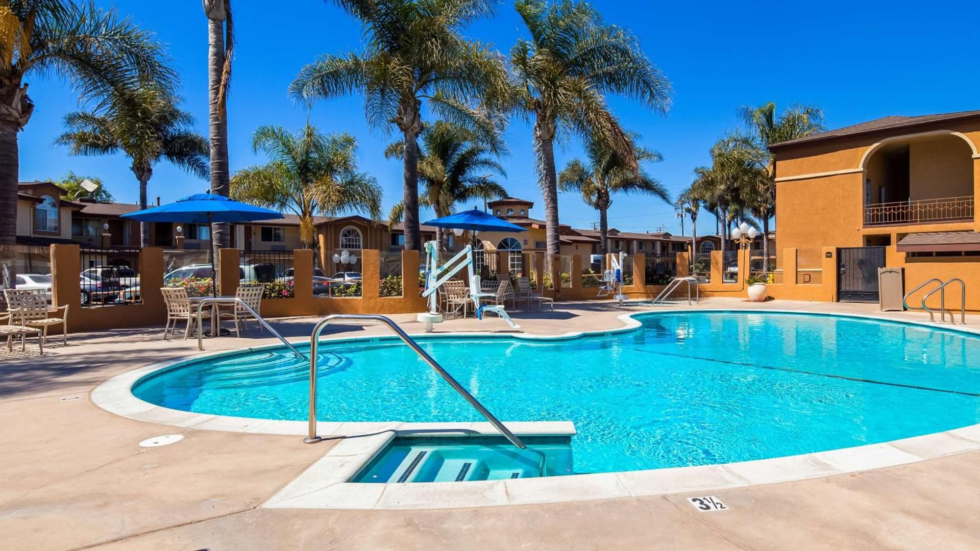 Best Western Oxnard Inn property views in Oxnard, CA — gallery photo 3