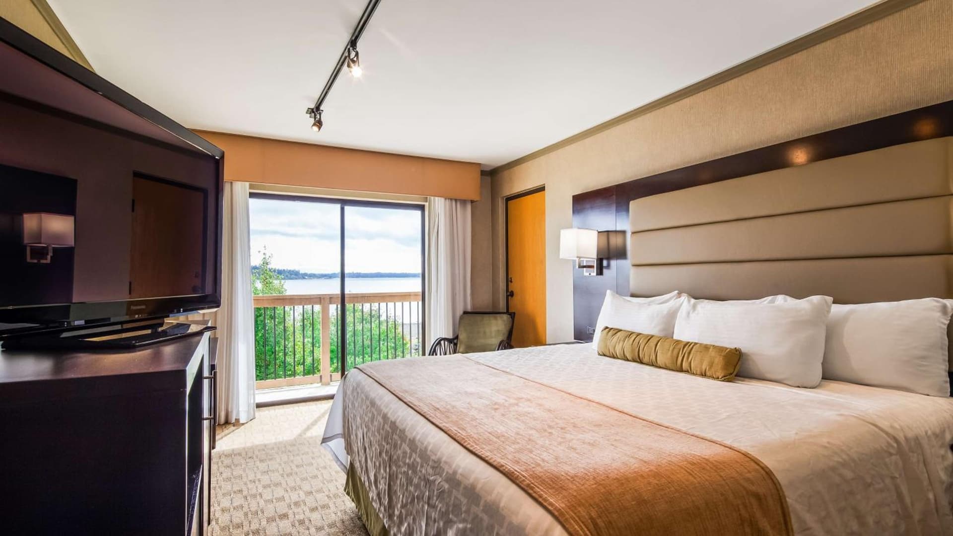 Best Western Plus Silverdale Beach Hotel interior in Silverdale, WA — gallery photo 2