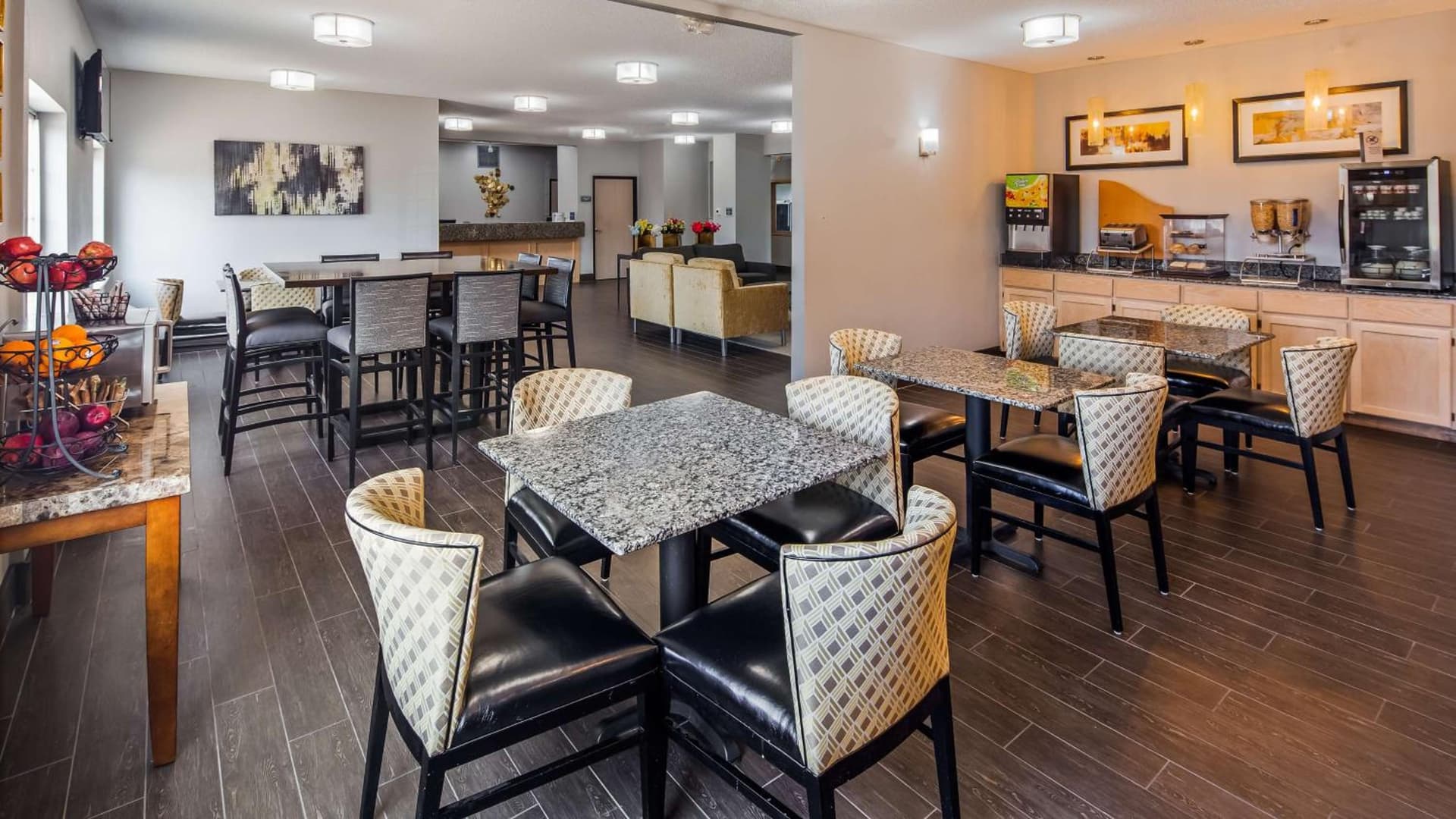 Best Western Macomb Inn interior in Macomb, IL — gallery photo 2