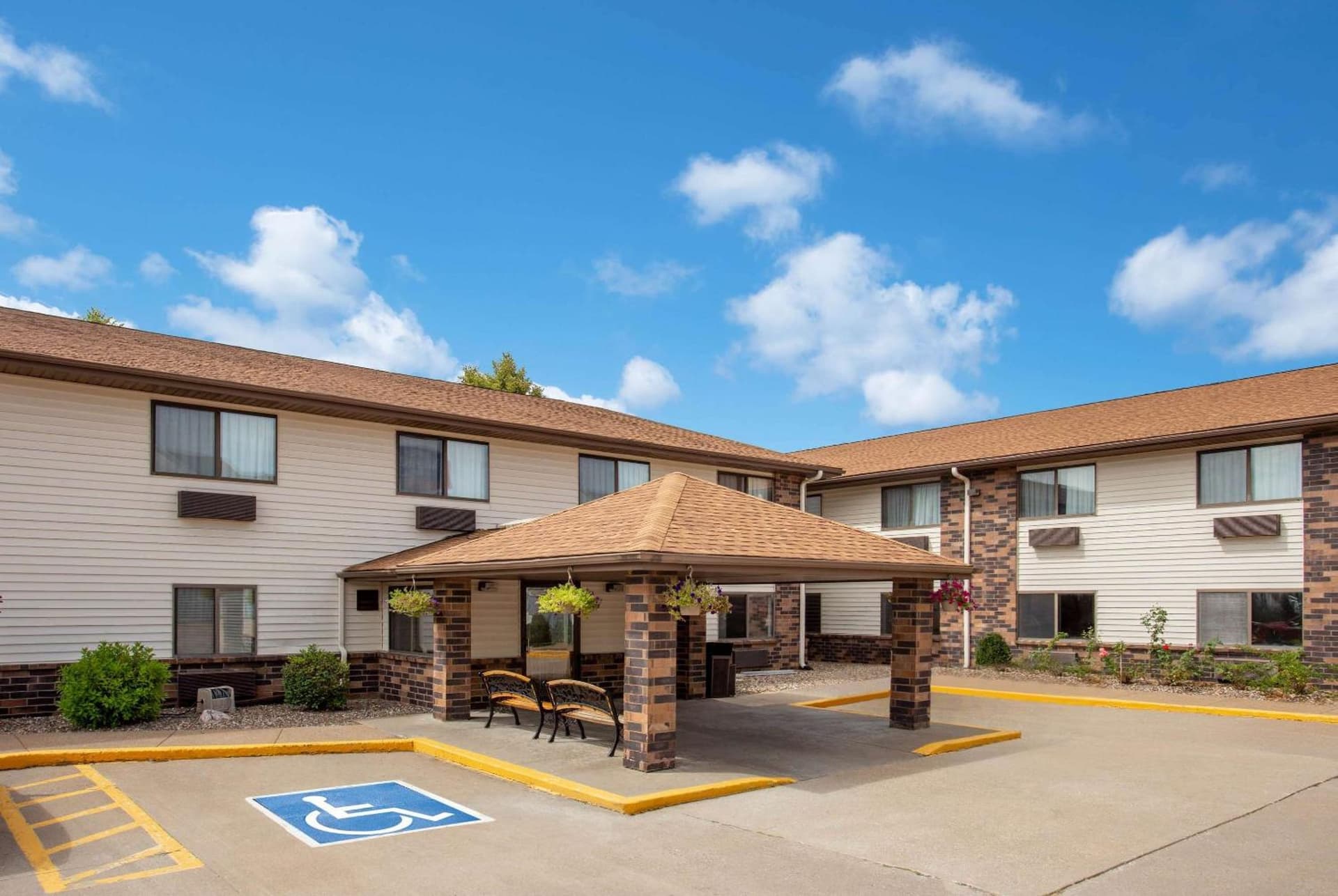 Days Inn & Suites by Wyndham Davenport East interior in Davenport, IA — gallery photo 2