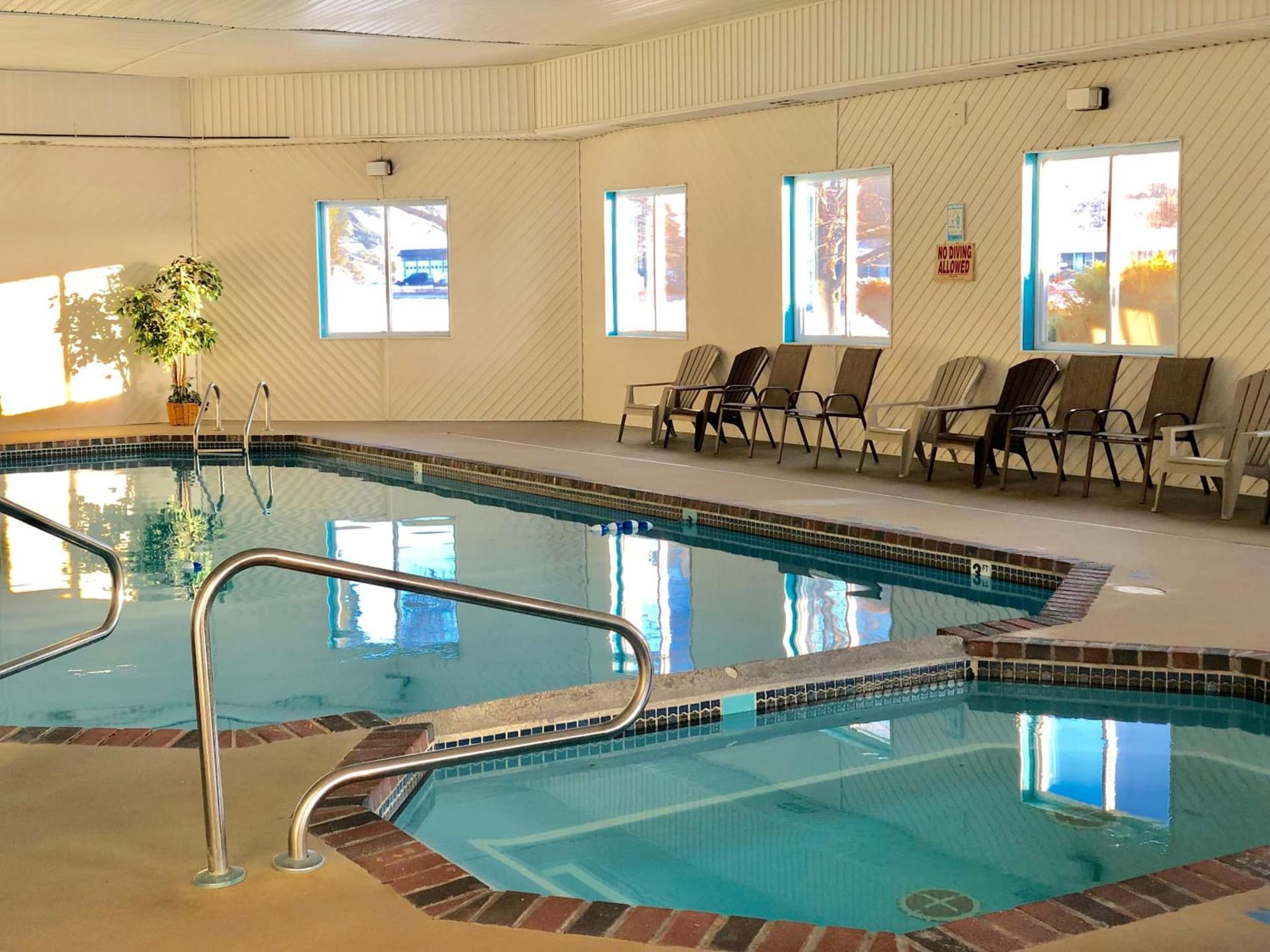 Super 8 by Wyndham Escanaba interior in Escanaba, MI — gallery photo 2