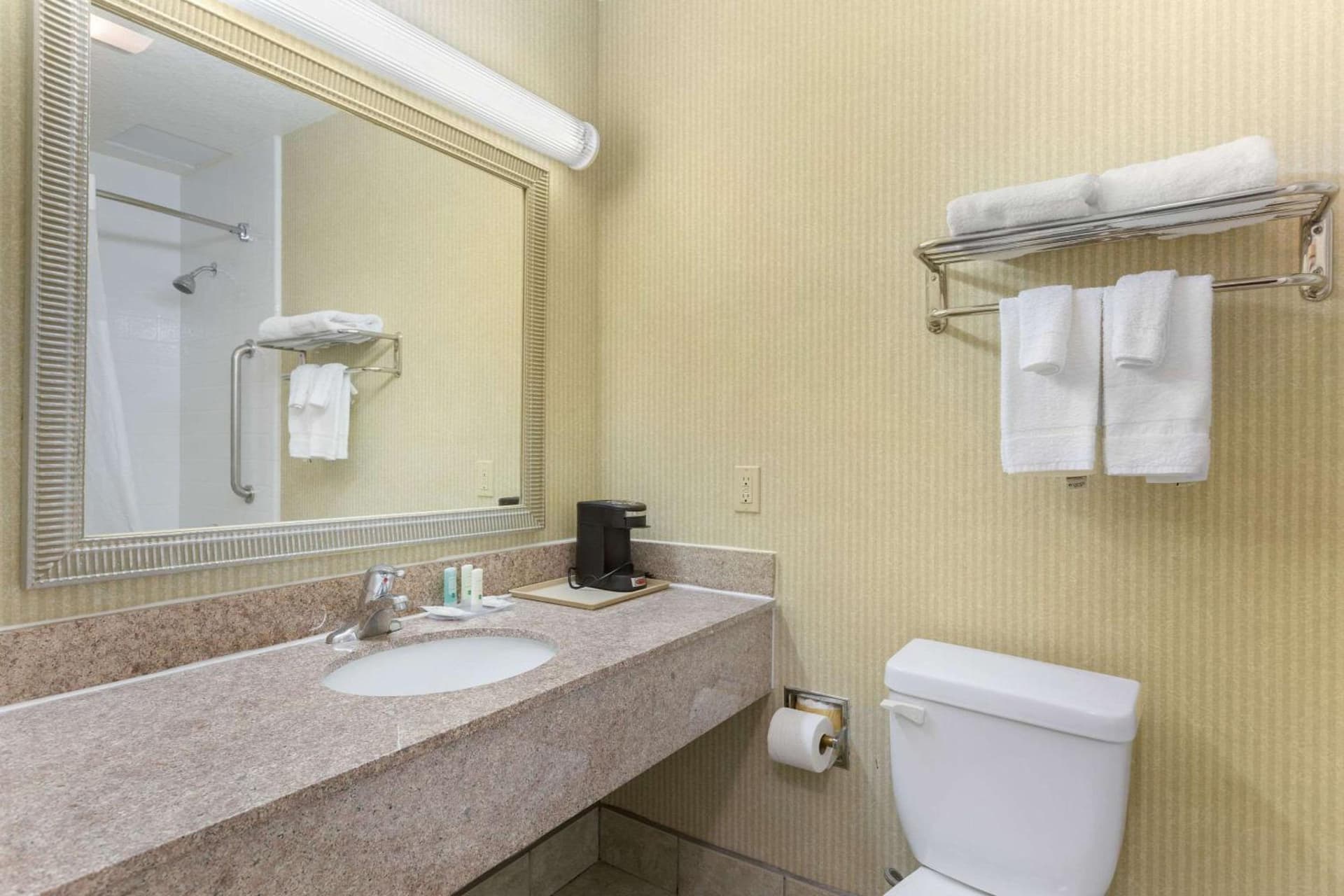 Quality Inn & Suites Oceanside Near Camp Pendleton gallery photo in Oceanside, CA — image 18