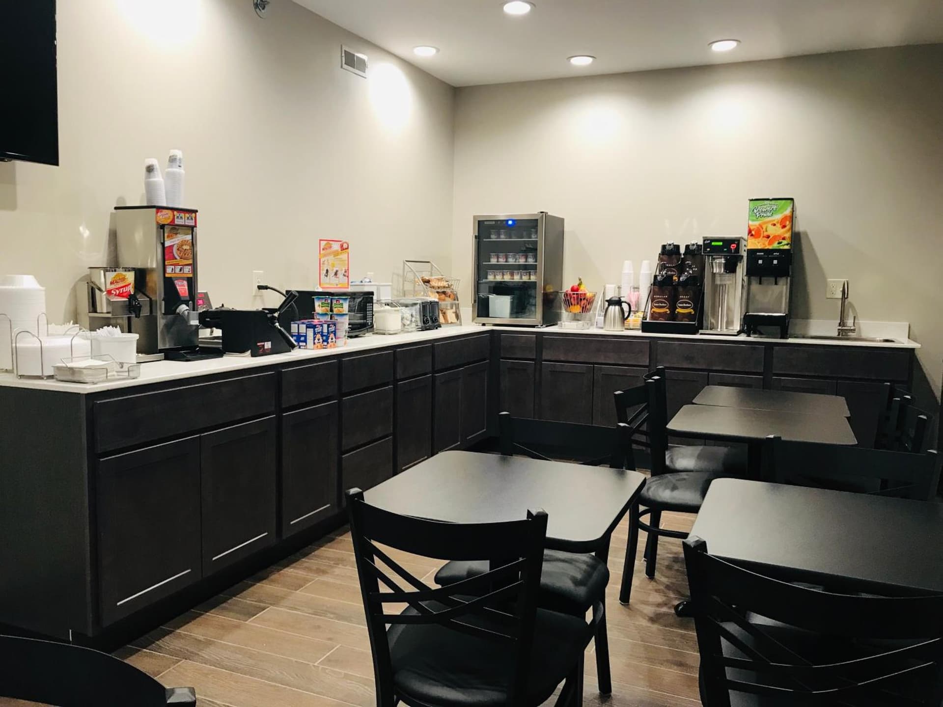 Super 8 by Wyndham St. Louis North property views in Saint Louis, MO — gallery photo 3