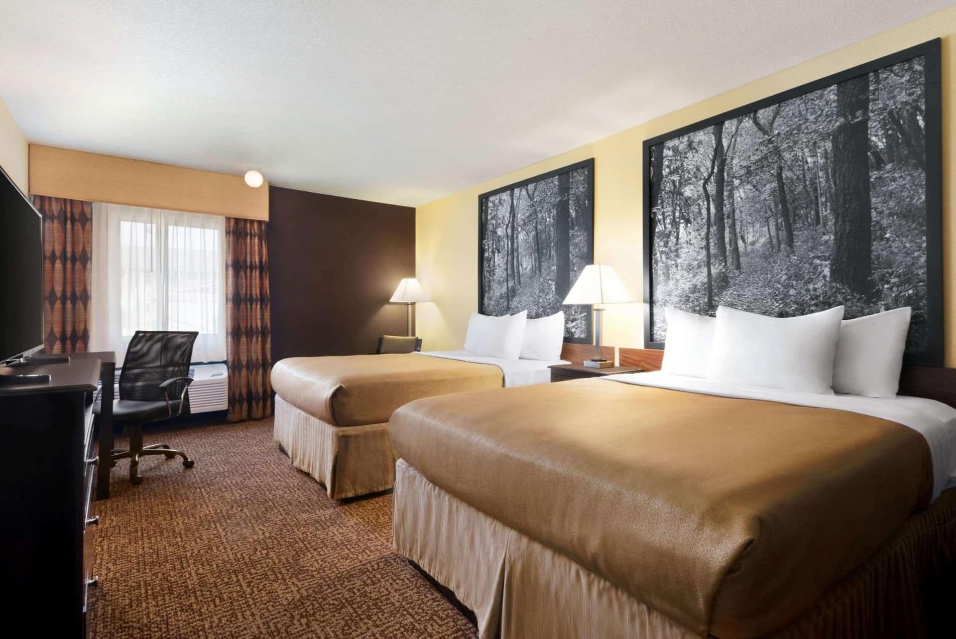 Super 8 by Wyndham Des Moines gallery photo in Des Moines, IA — image 10