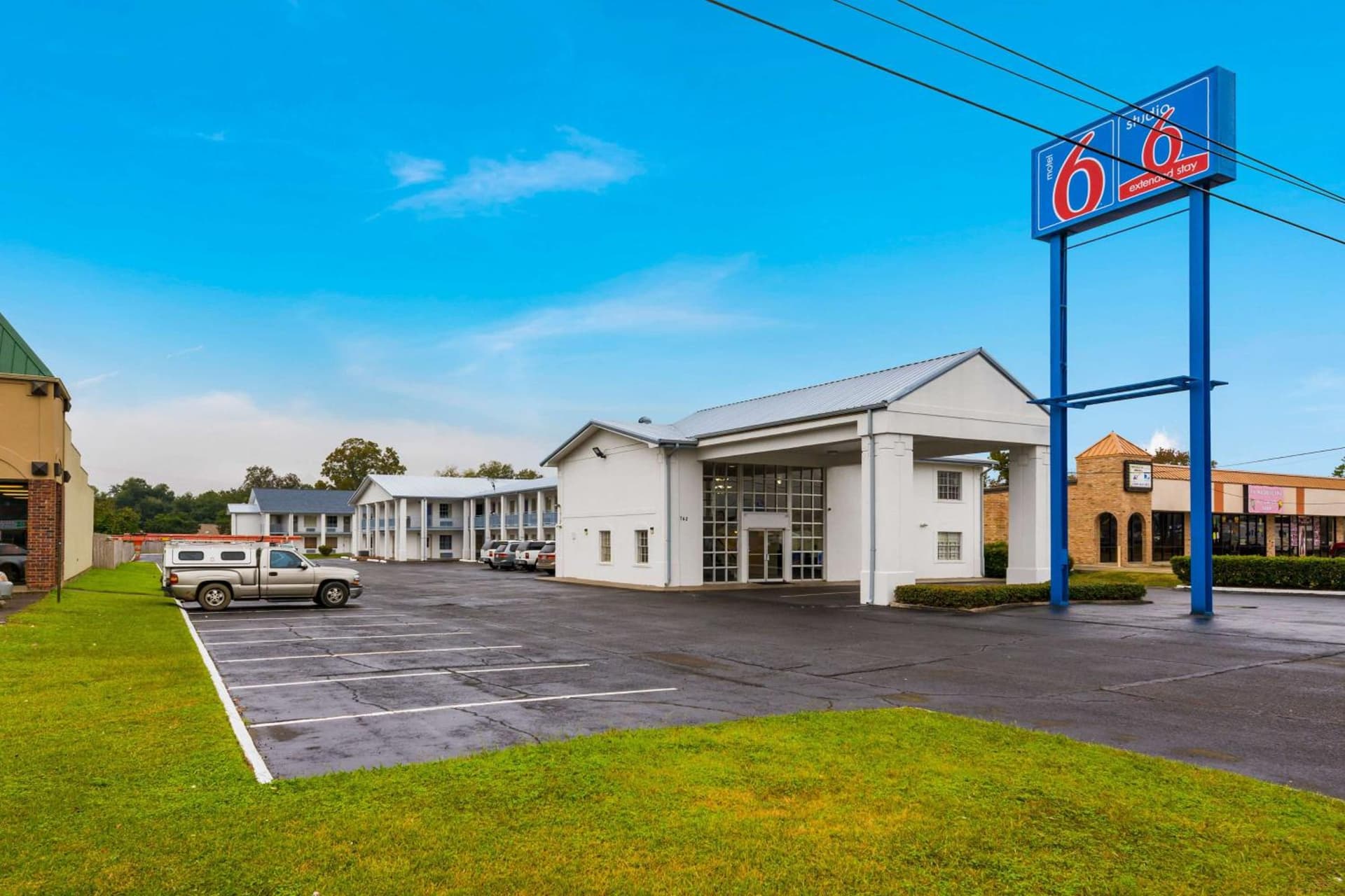 Motel 6-Alexandria, LA - South featured exterior or lobby in Alexandria, LA — similar hotel