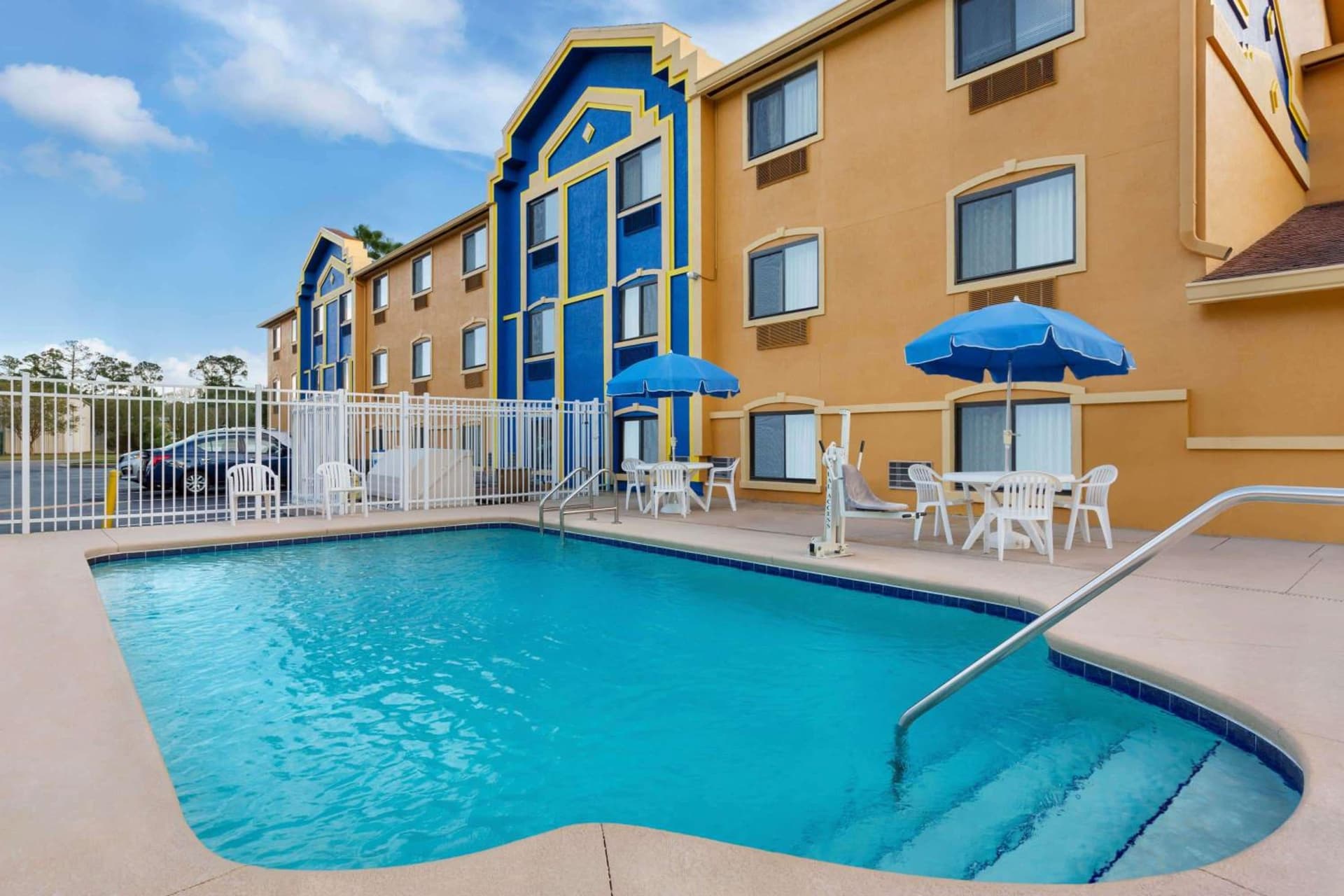 Days Inn by Wyndham Orange Park/Jacksonville interior in Orange Park, FL — gallery photo 2
