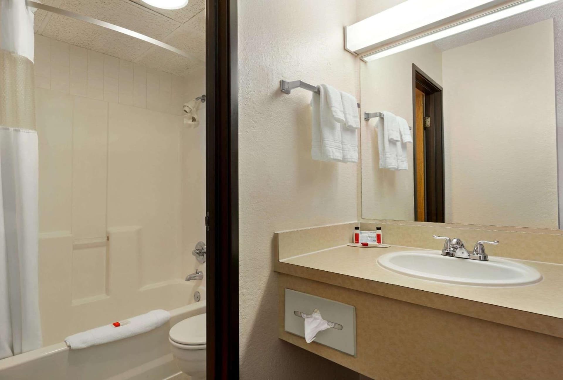 Howard Johnson by Wyndham Billings property views in Billings, MT — gallery photo 3