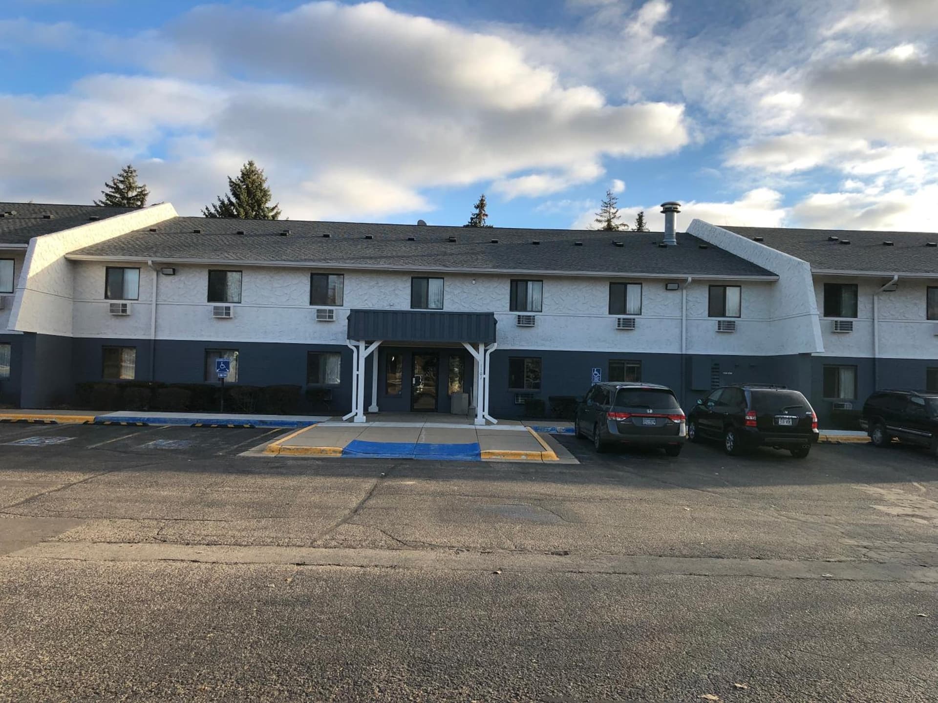 Burnsville Inn & Suites interior in Burnsville, MN — gallery photo 2